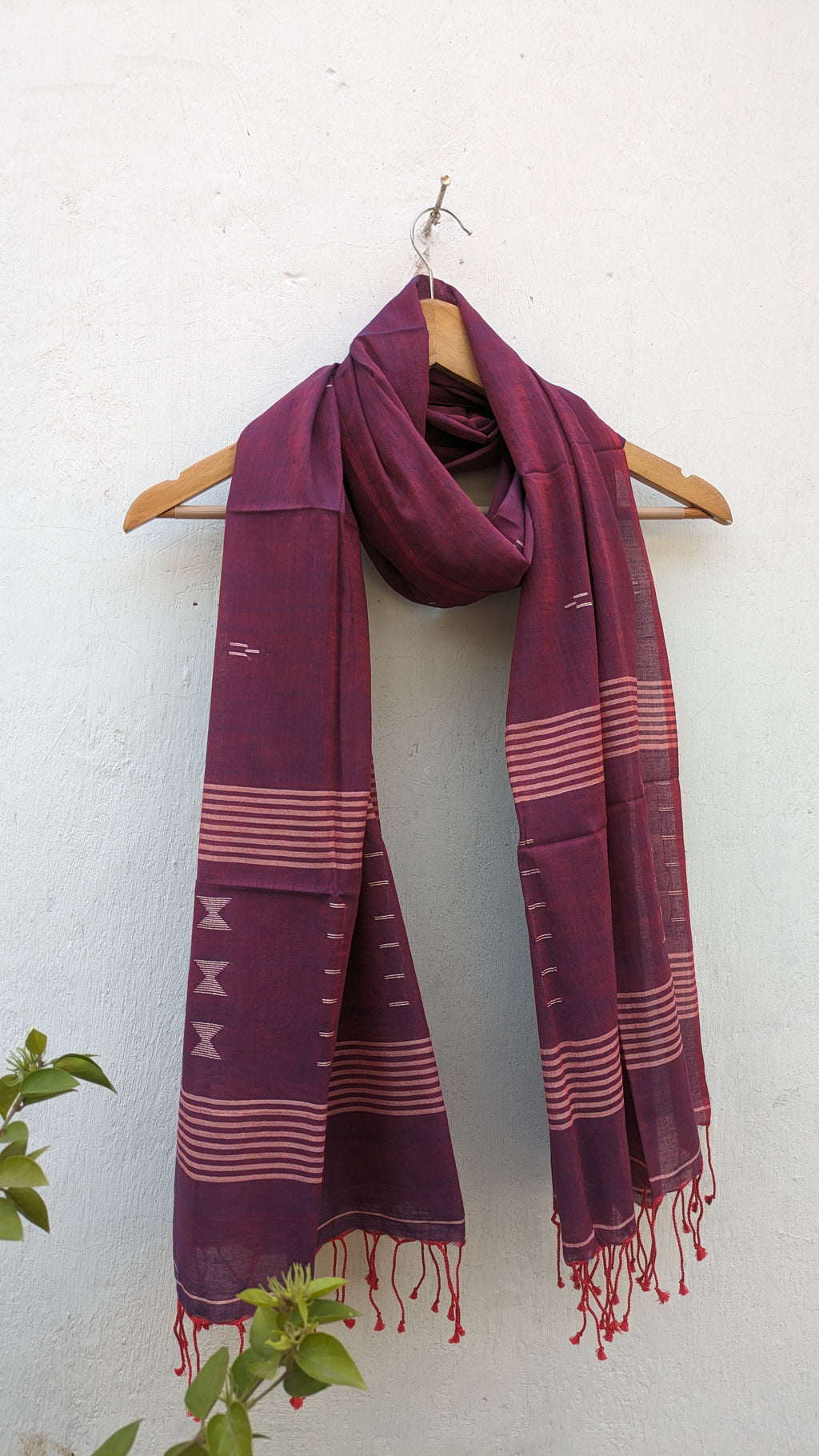 Handwoven Jamdani stole in dual tone image 2