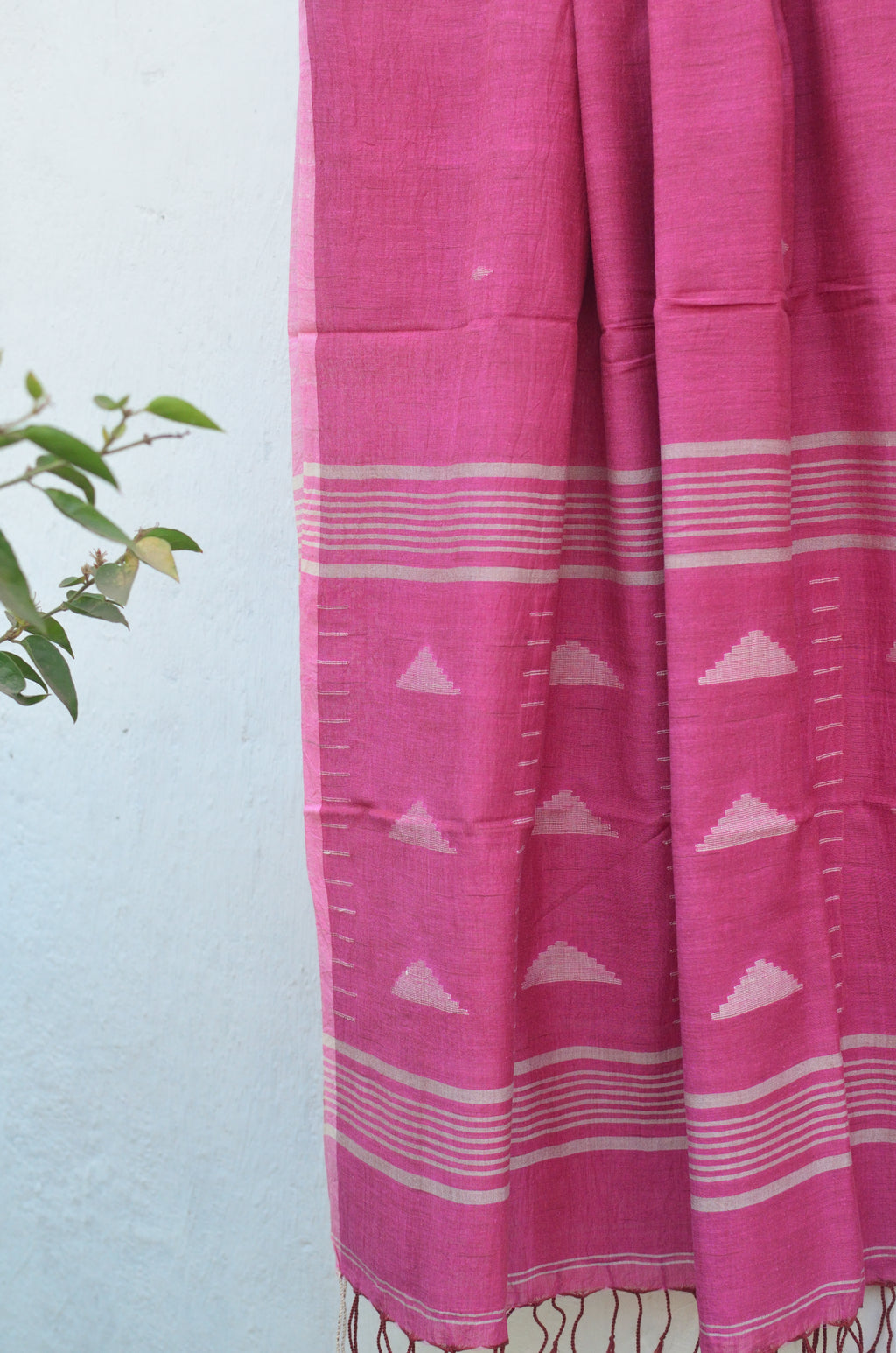Handwoven Jamdani stole in soft magenta image 3