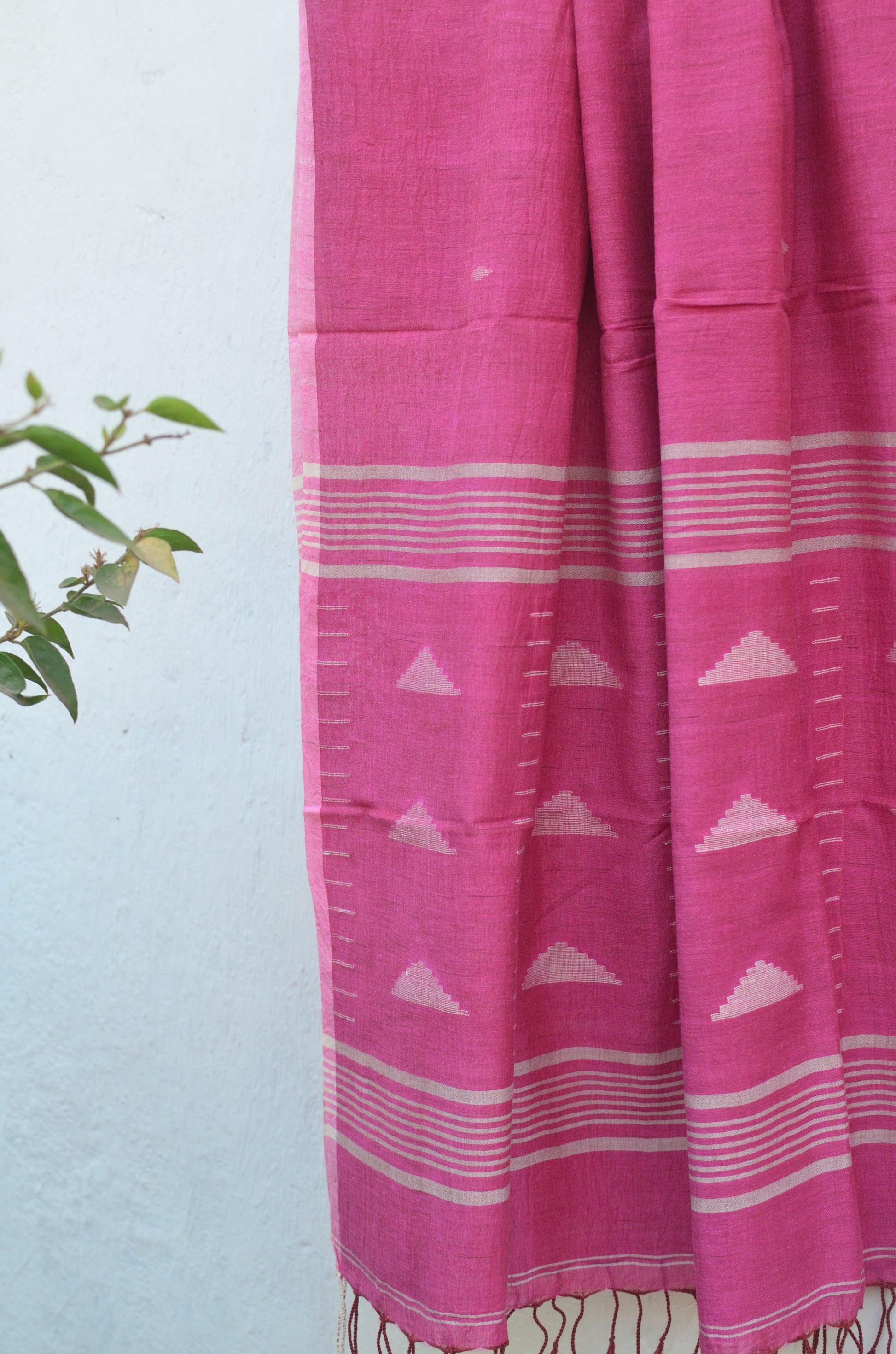 Handwoven Jamdani stole in soft magenta image 3