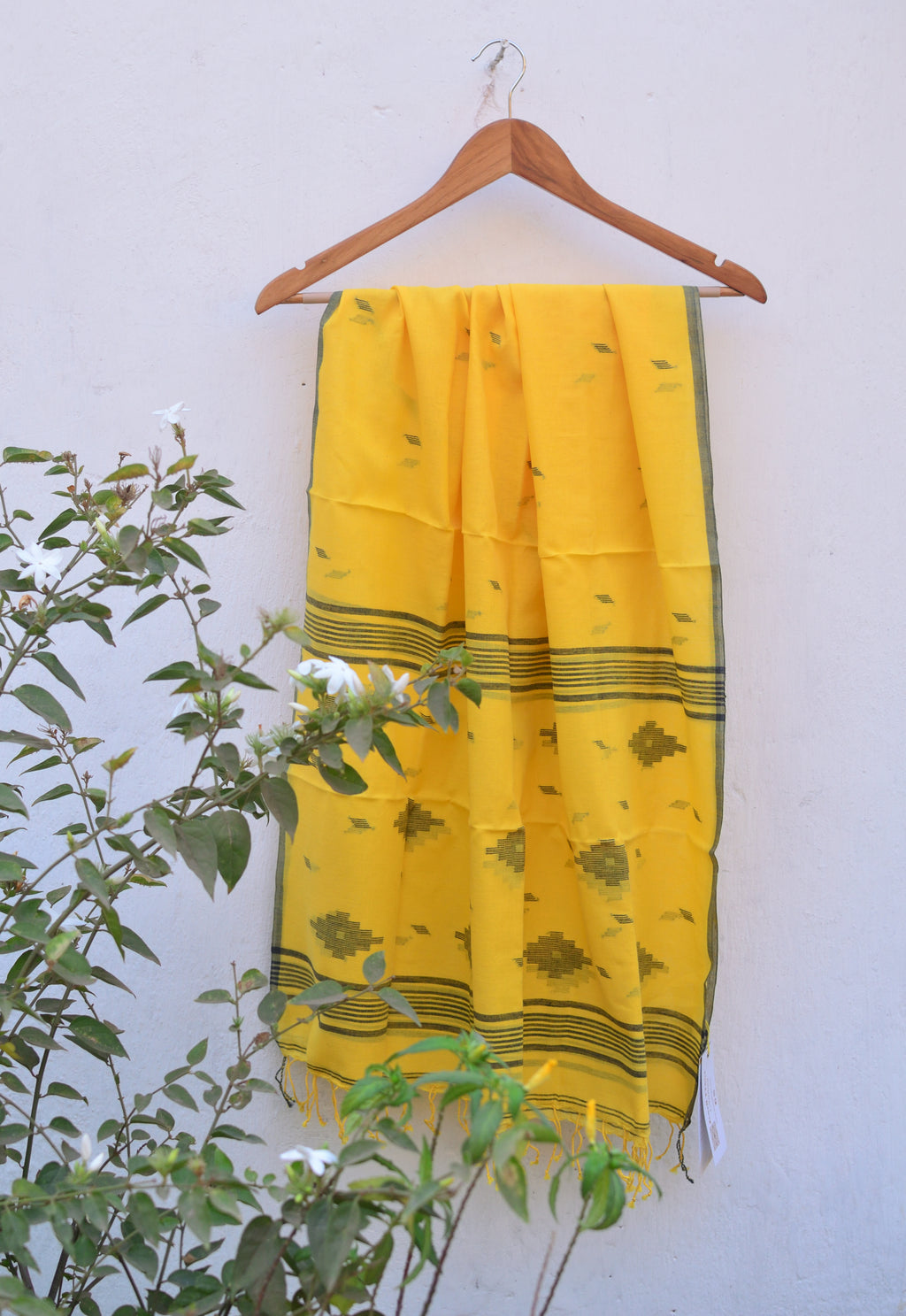 Handwoven Jamdani stole in mellow yellow image 0