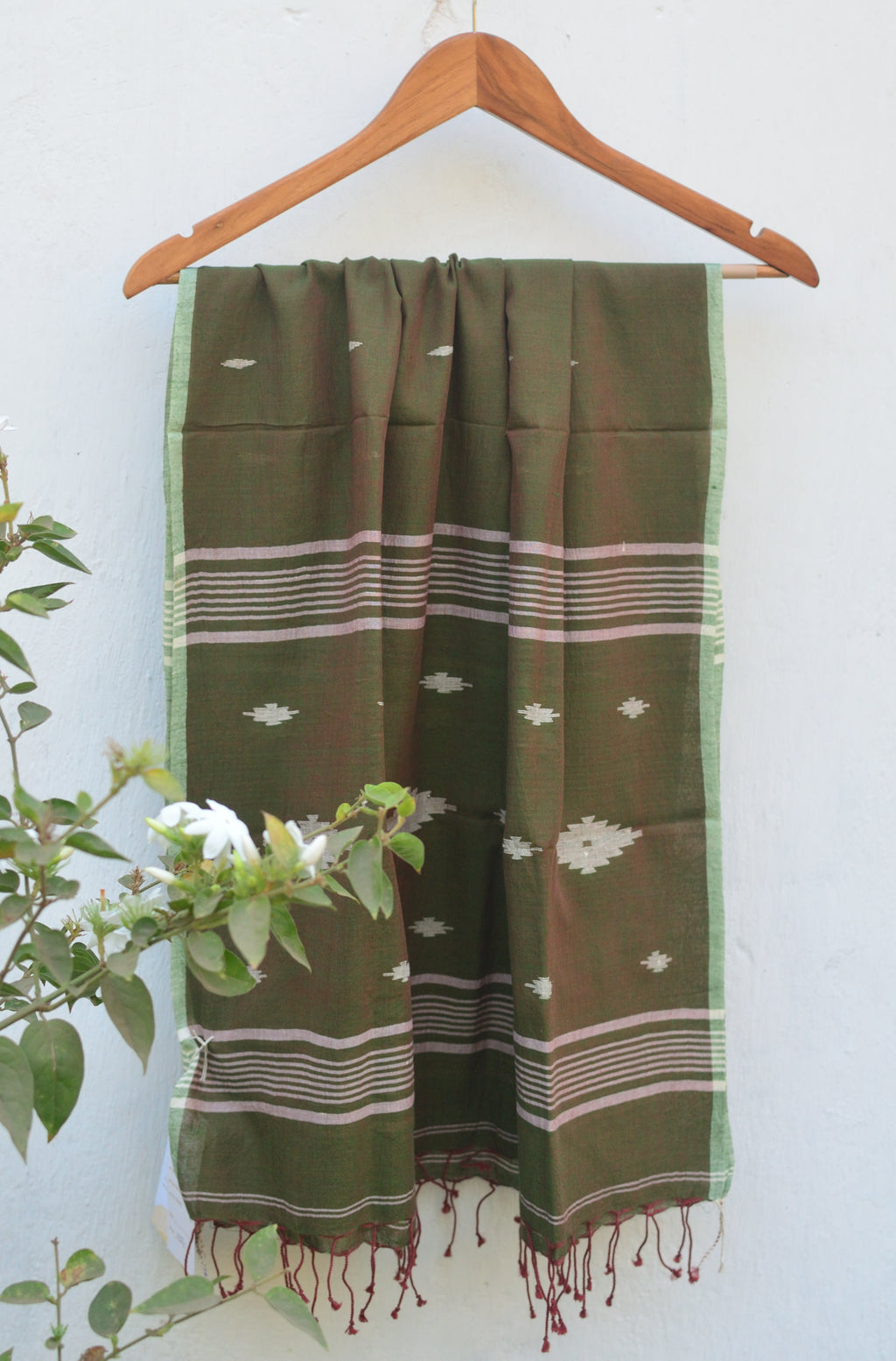 Handwoven Jamdani stole in green and maroon dual shade image 1