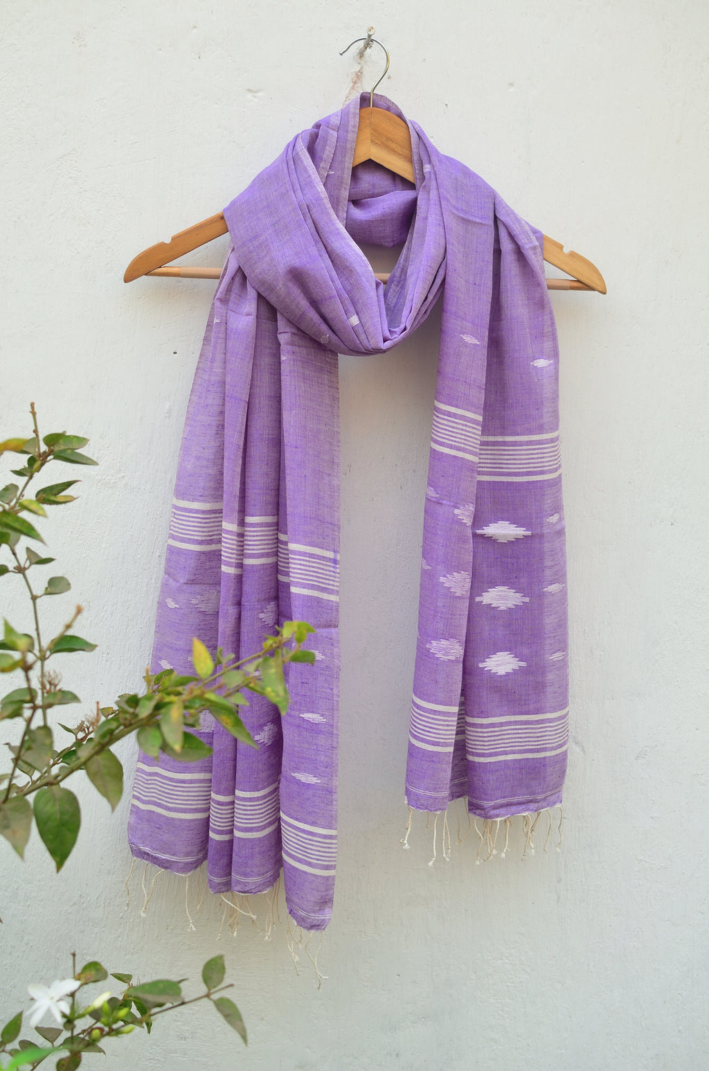 Handwoven Jamdani stole in lavender image 0