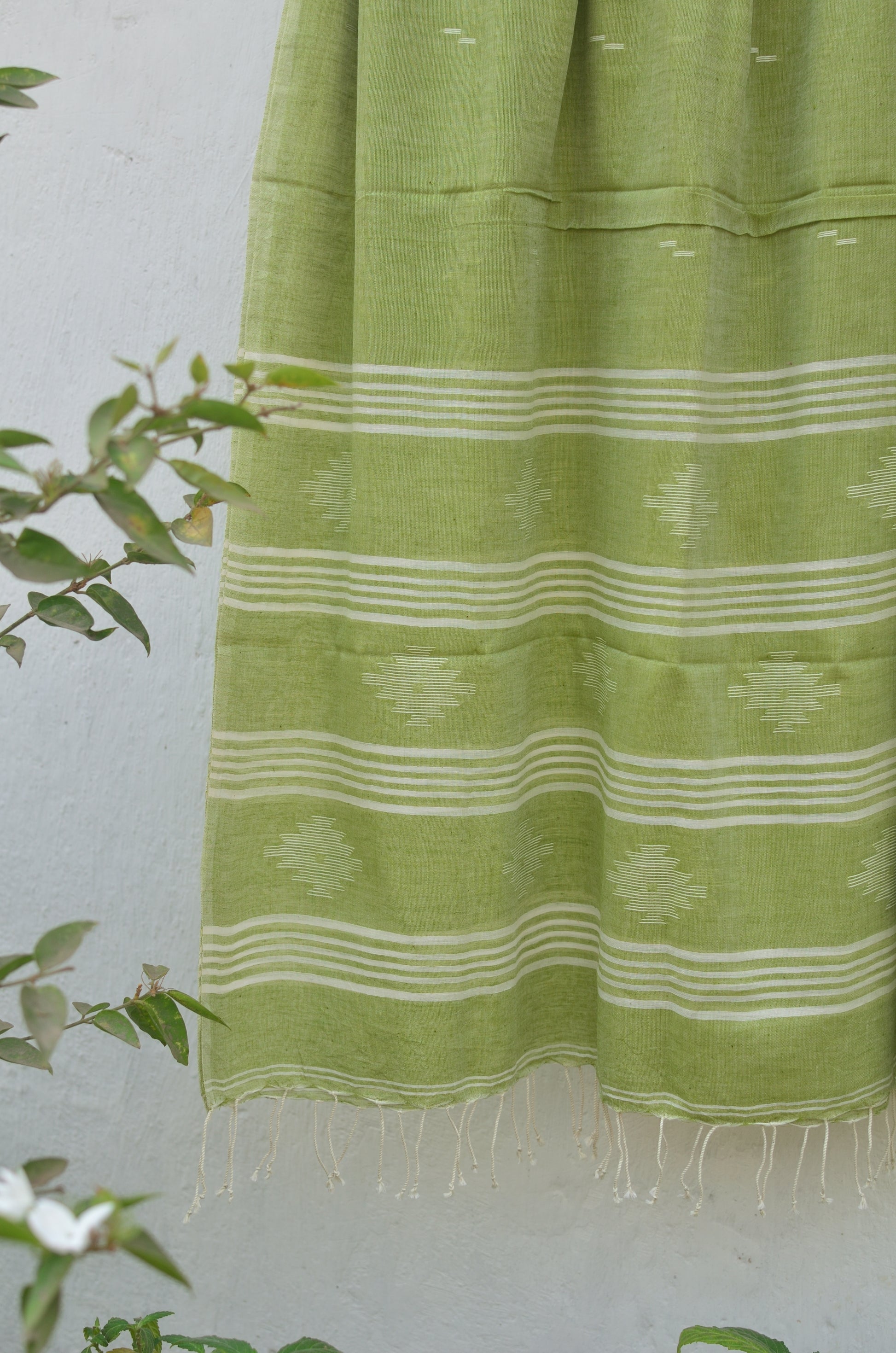 Handwoven Jamdani stole in olive green image 2