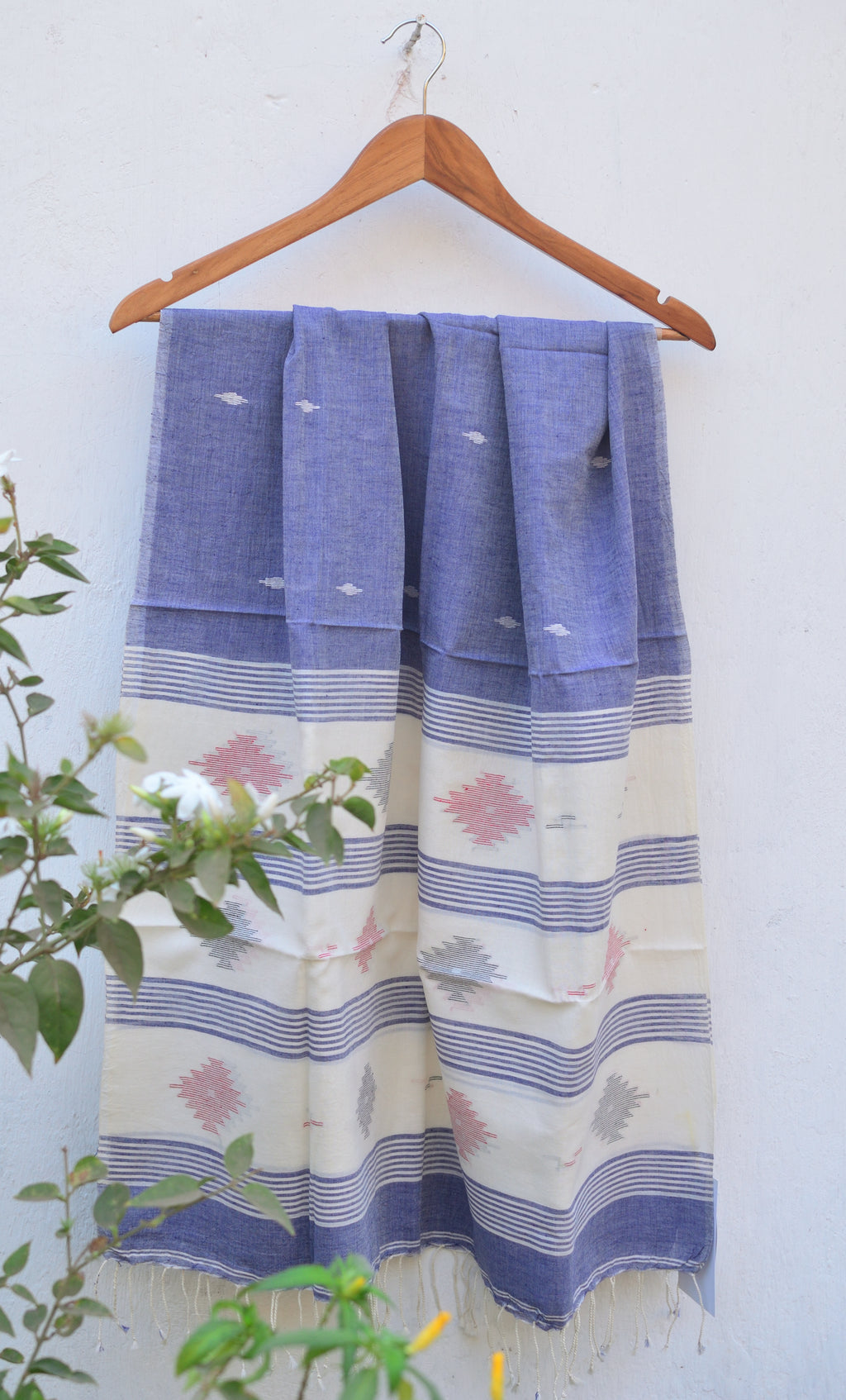 Handwoven Jamdani stole in blue and white image 1