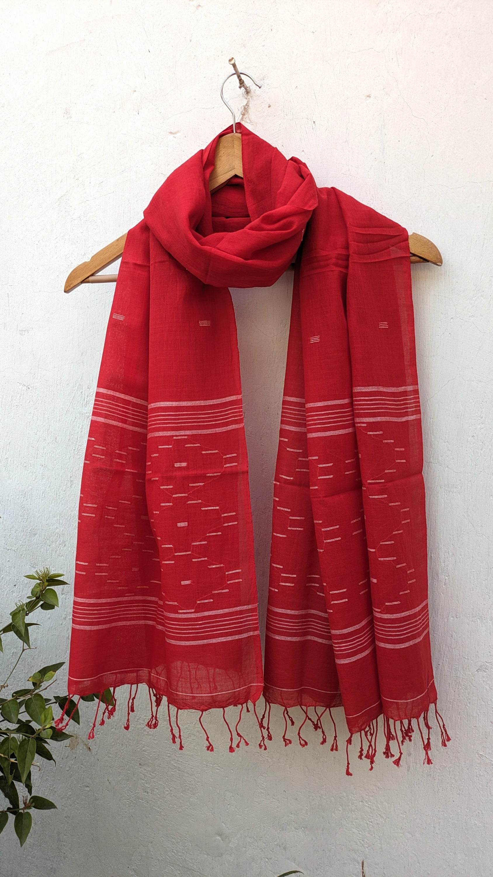Handwoven Jamdani stole in red image 0
