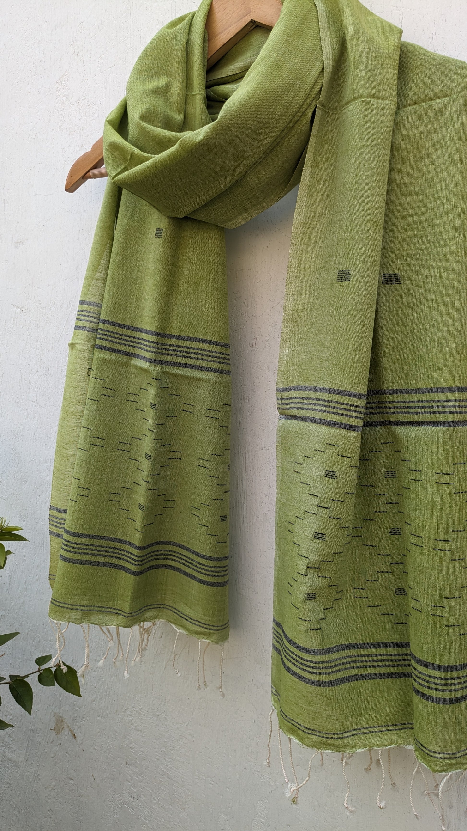 Handwoven Jamdani stole in green image 3