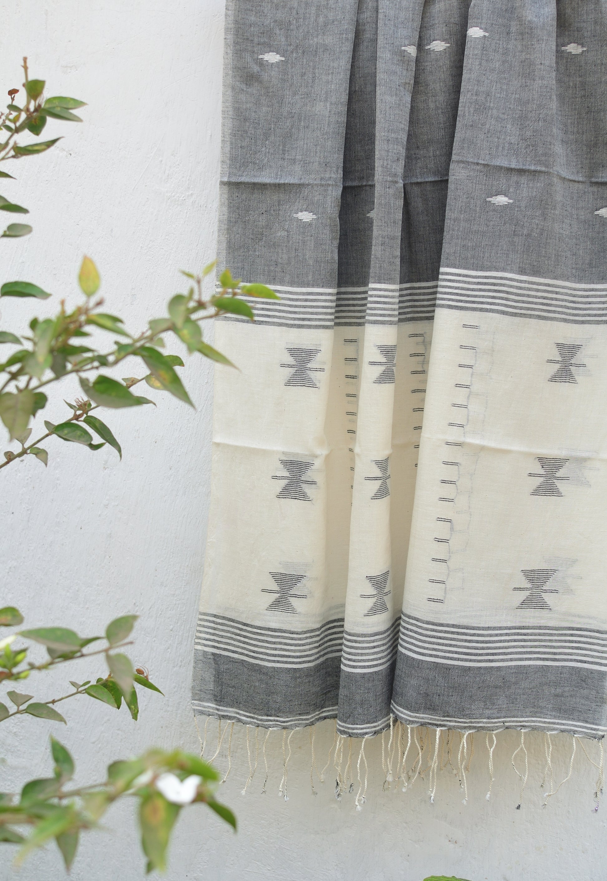 Handwoven Jamdani stole - grey and white image 2
