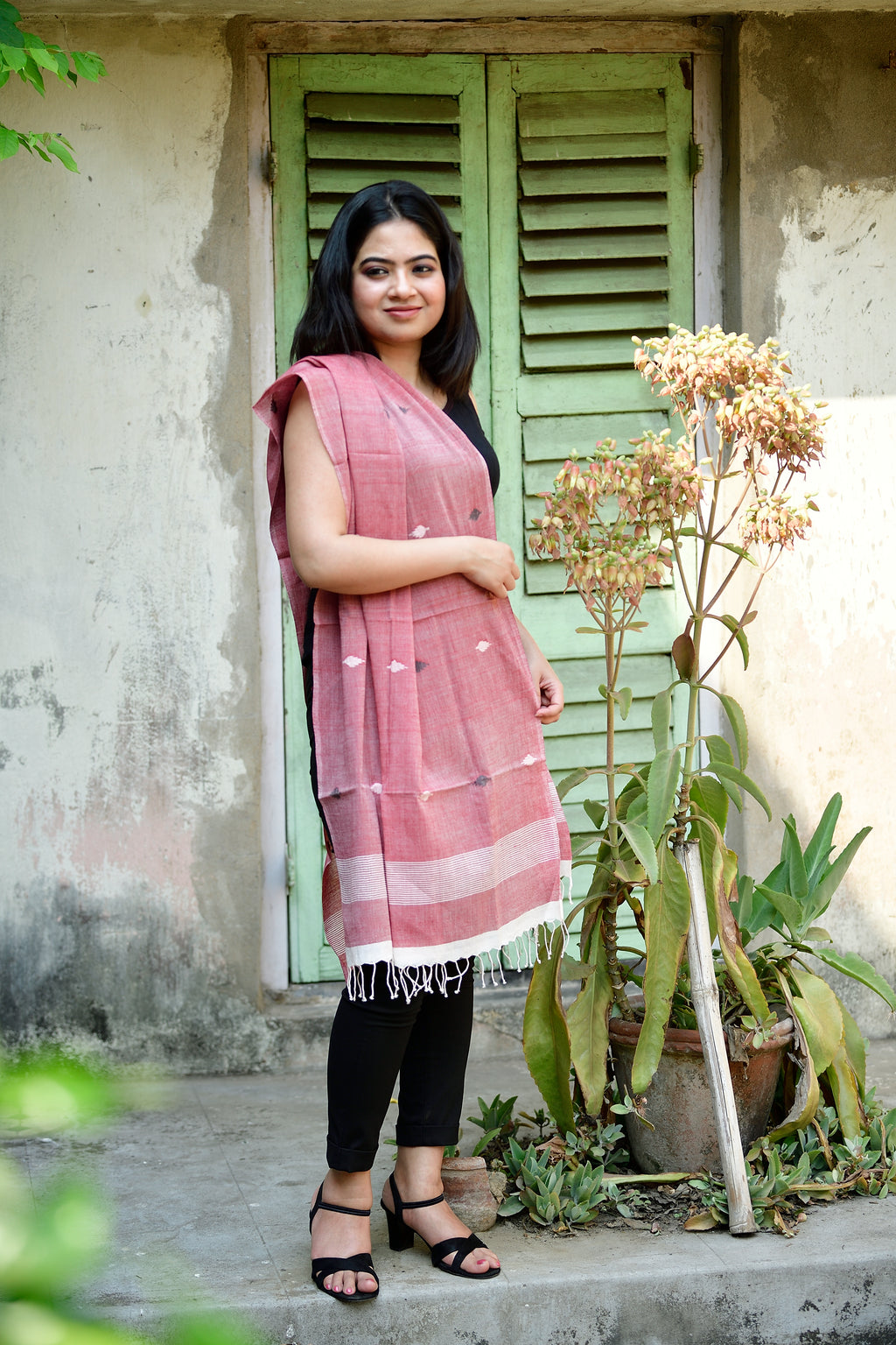 Jamdani stole - pale pink image 1