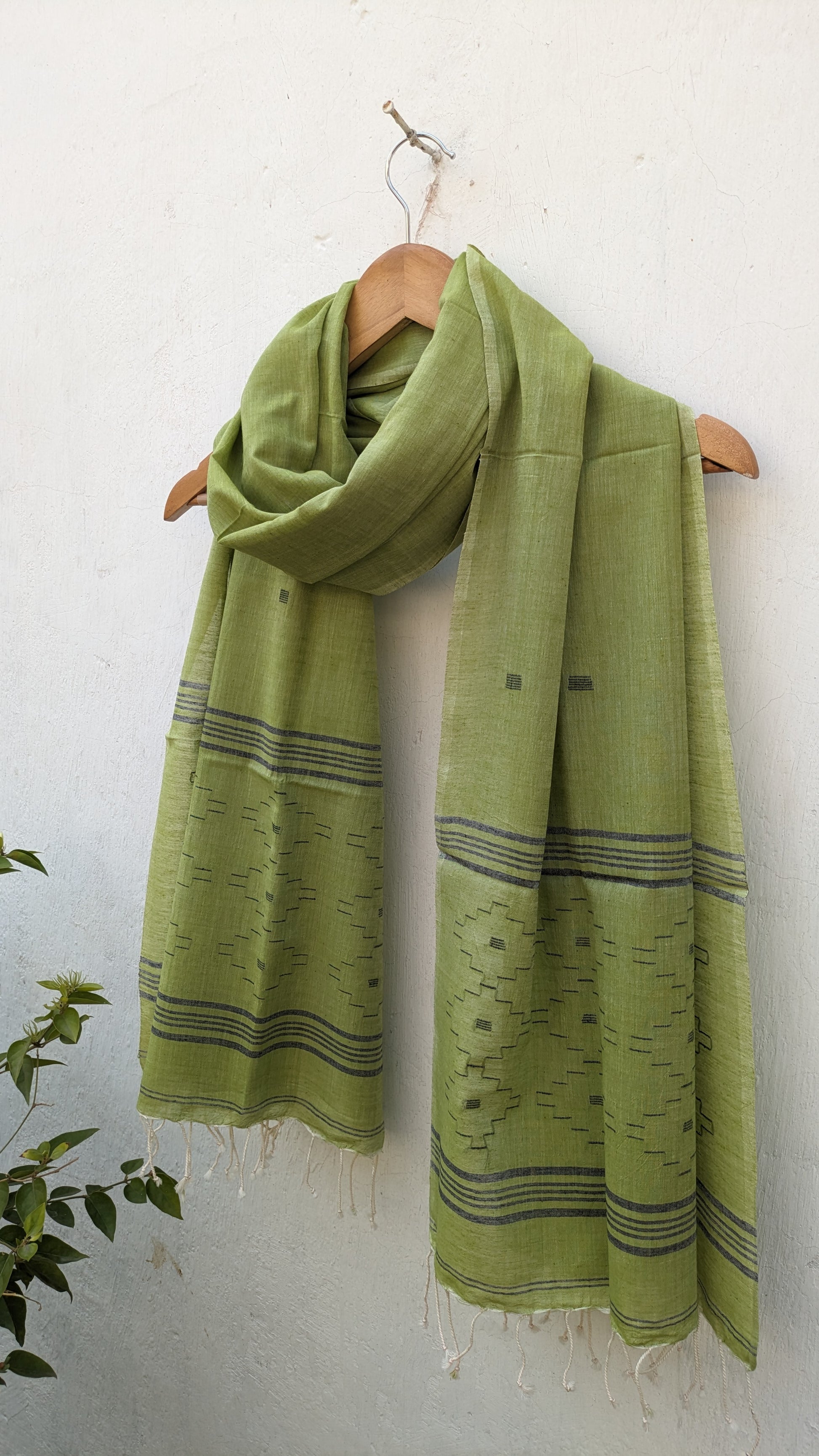 Handwoven Jamdani stole in green image 0