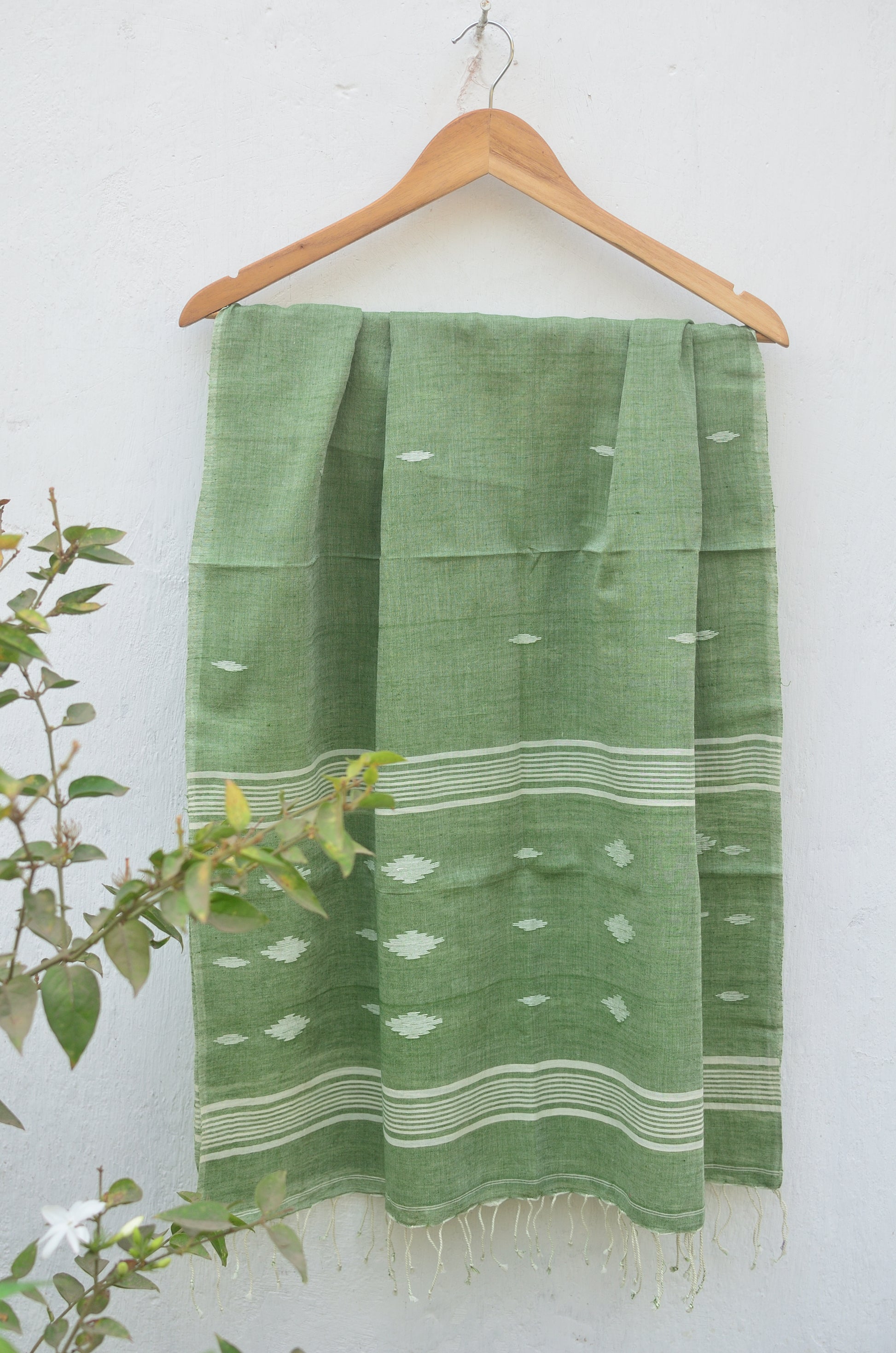 Handwoven Jamdani stole - pistachio green image 2