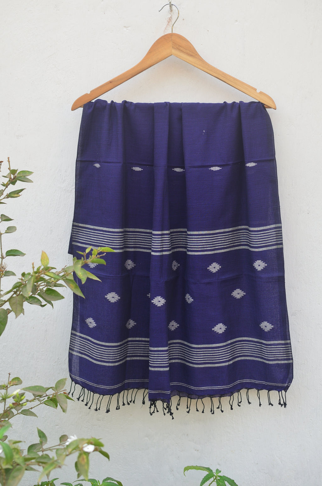 Handwoven Jamdani stole in navy blue image 1