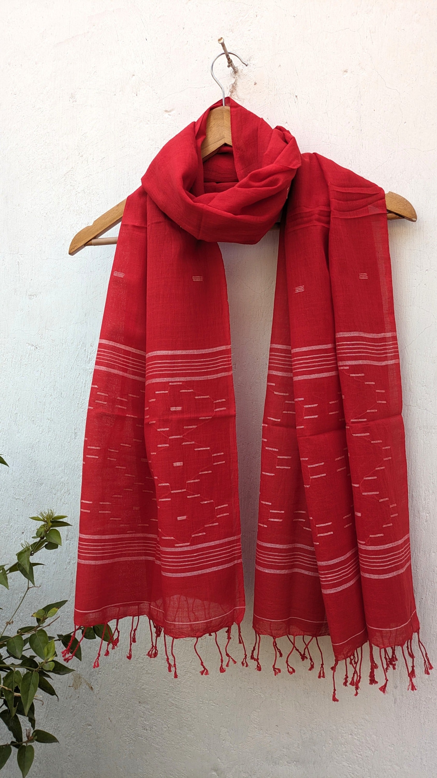 Handwoven Jamdani stole in red image 3