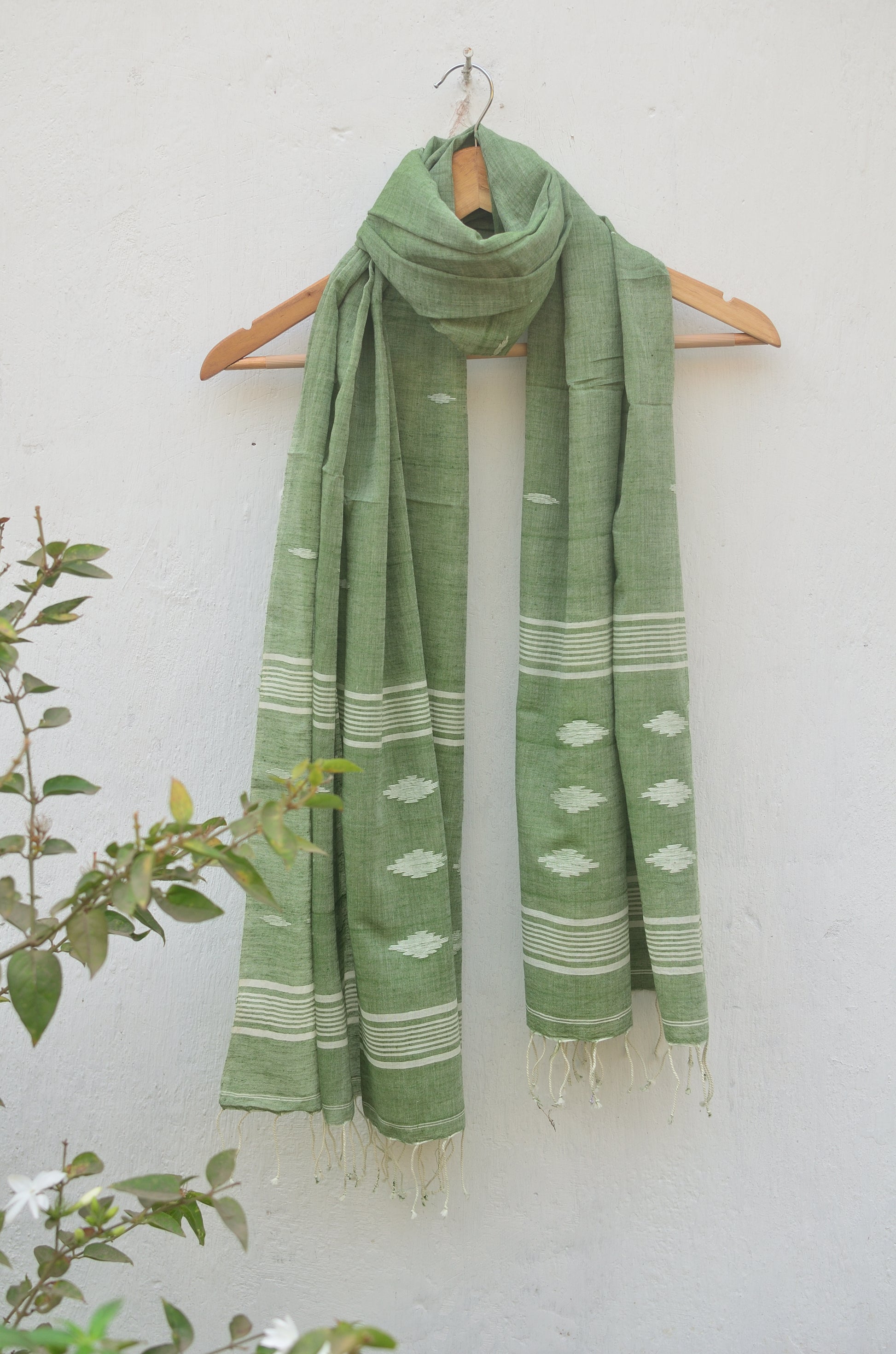 Handwoven Jamdani stole - pistachio green image 0