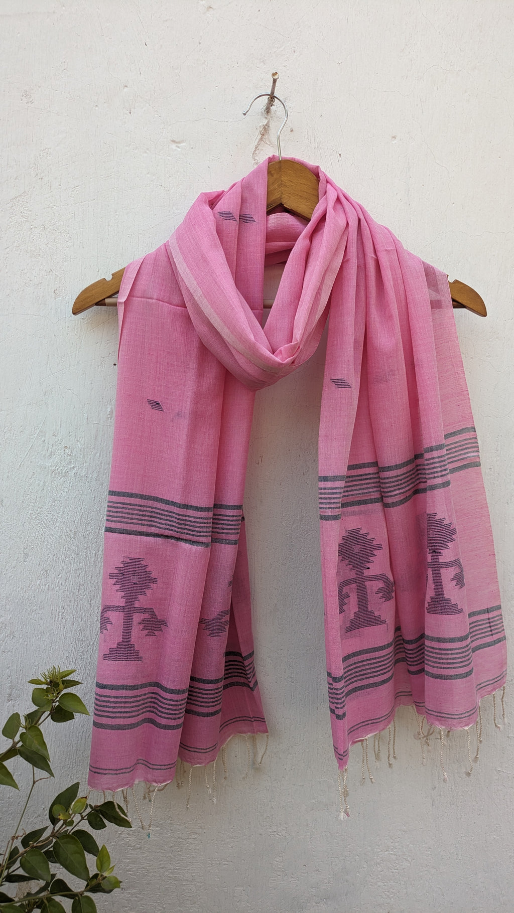 Handwoven Jamdani stole in pink image 1