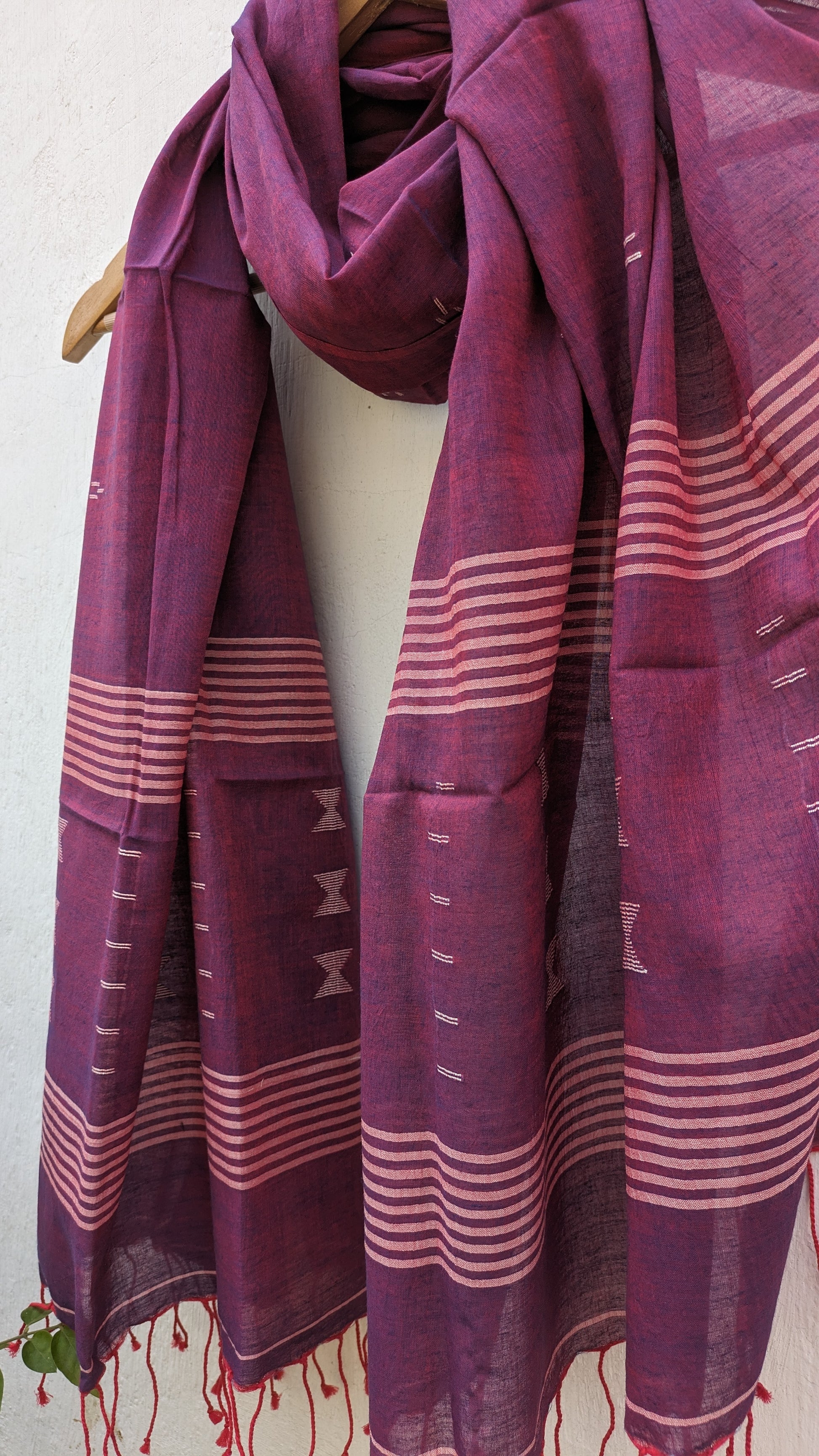 Handwoven Jamdani stole in dual tone image 4
