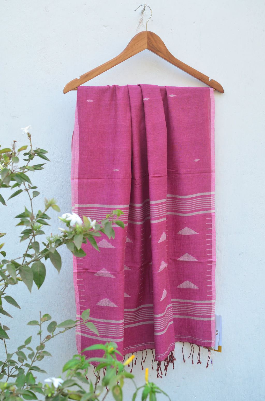 Handwoven Jamdani stole in soft magenta image 0