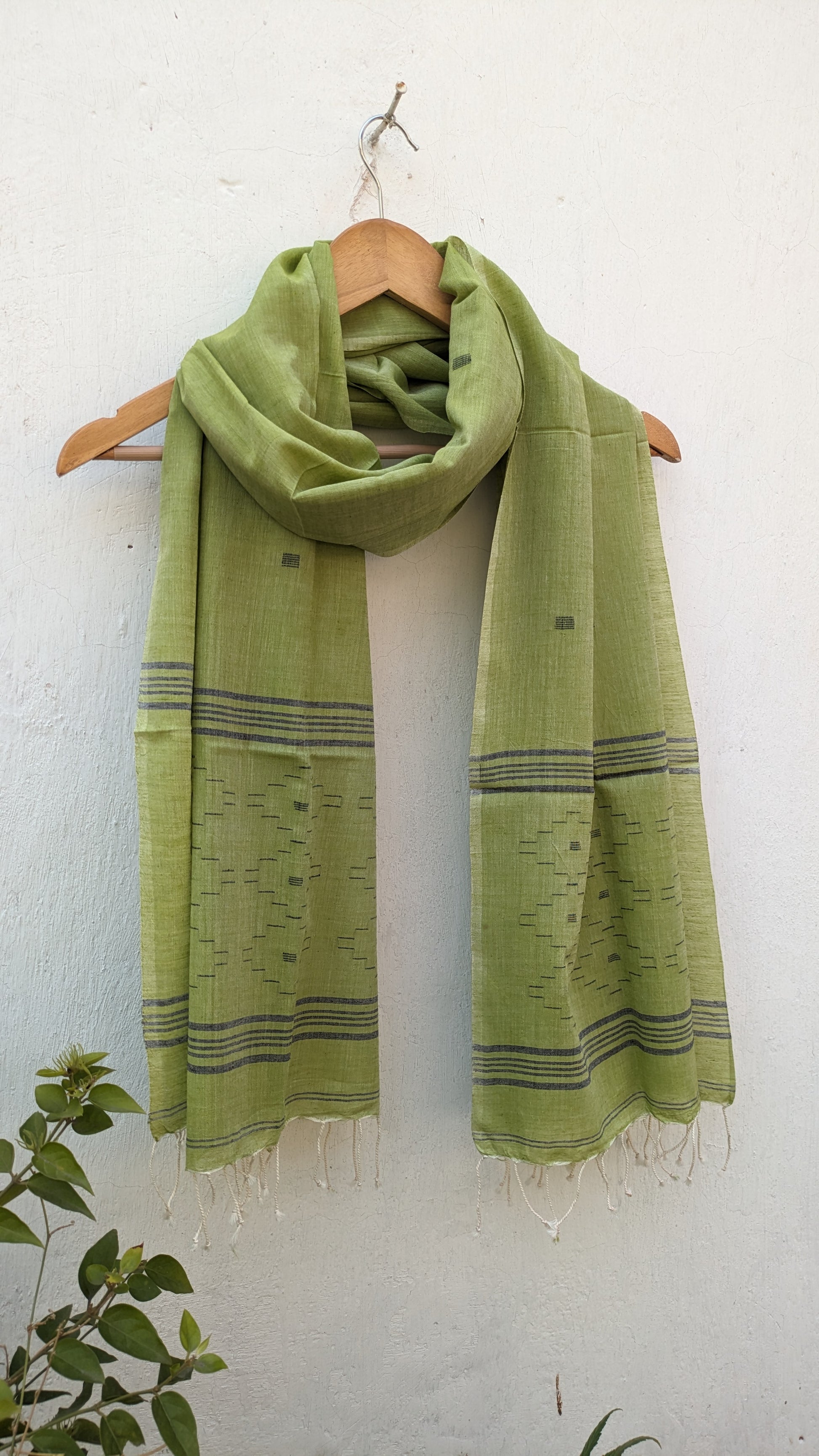 Handwoven Jamdani stole in green image 2