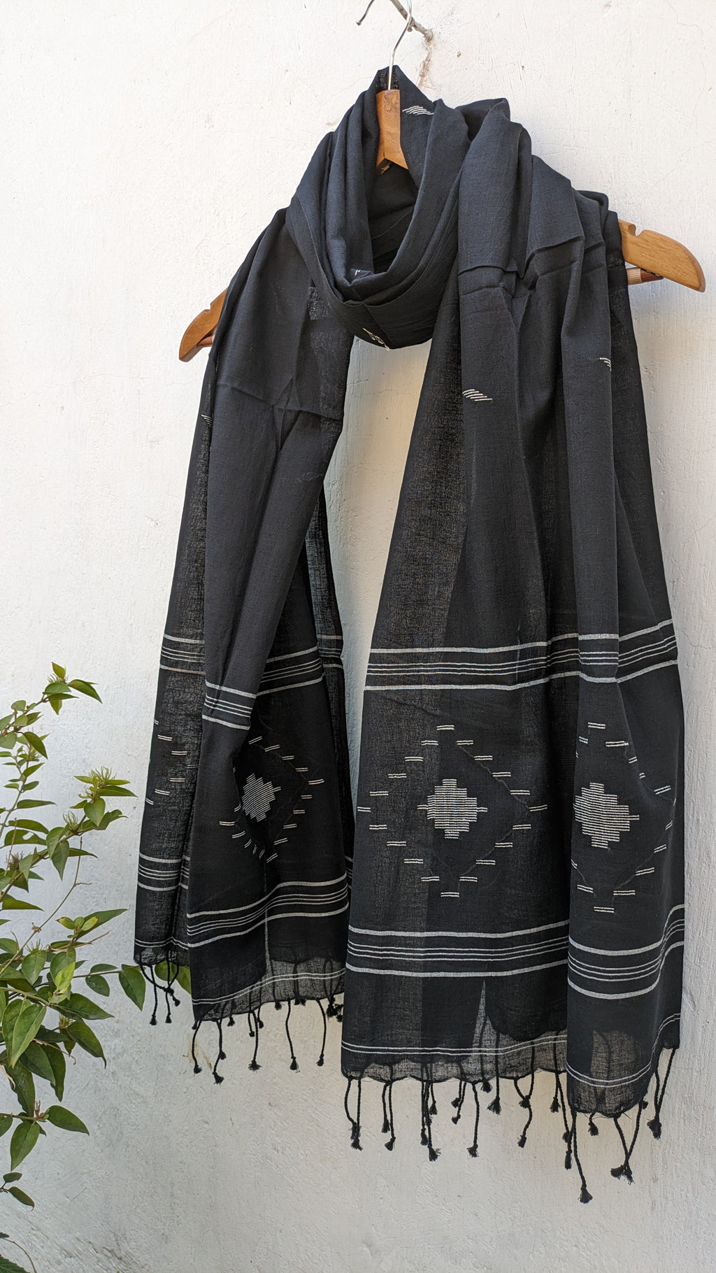 Handwoven Jamdani stole in black image 1