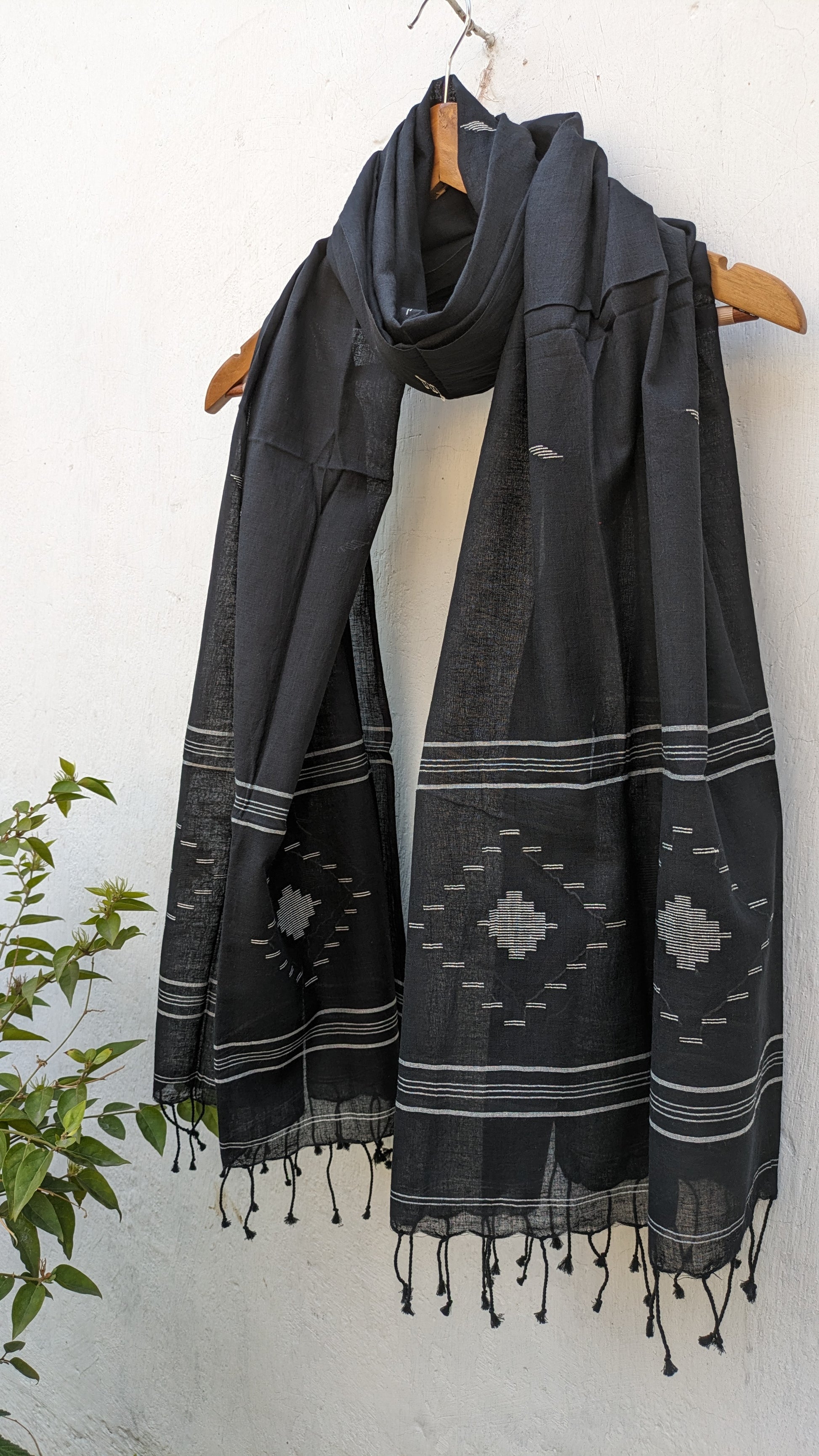 Handwoven Jamdani stole in black image 1