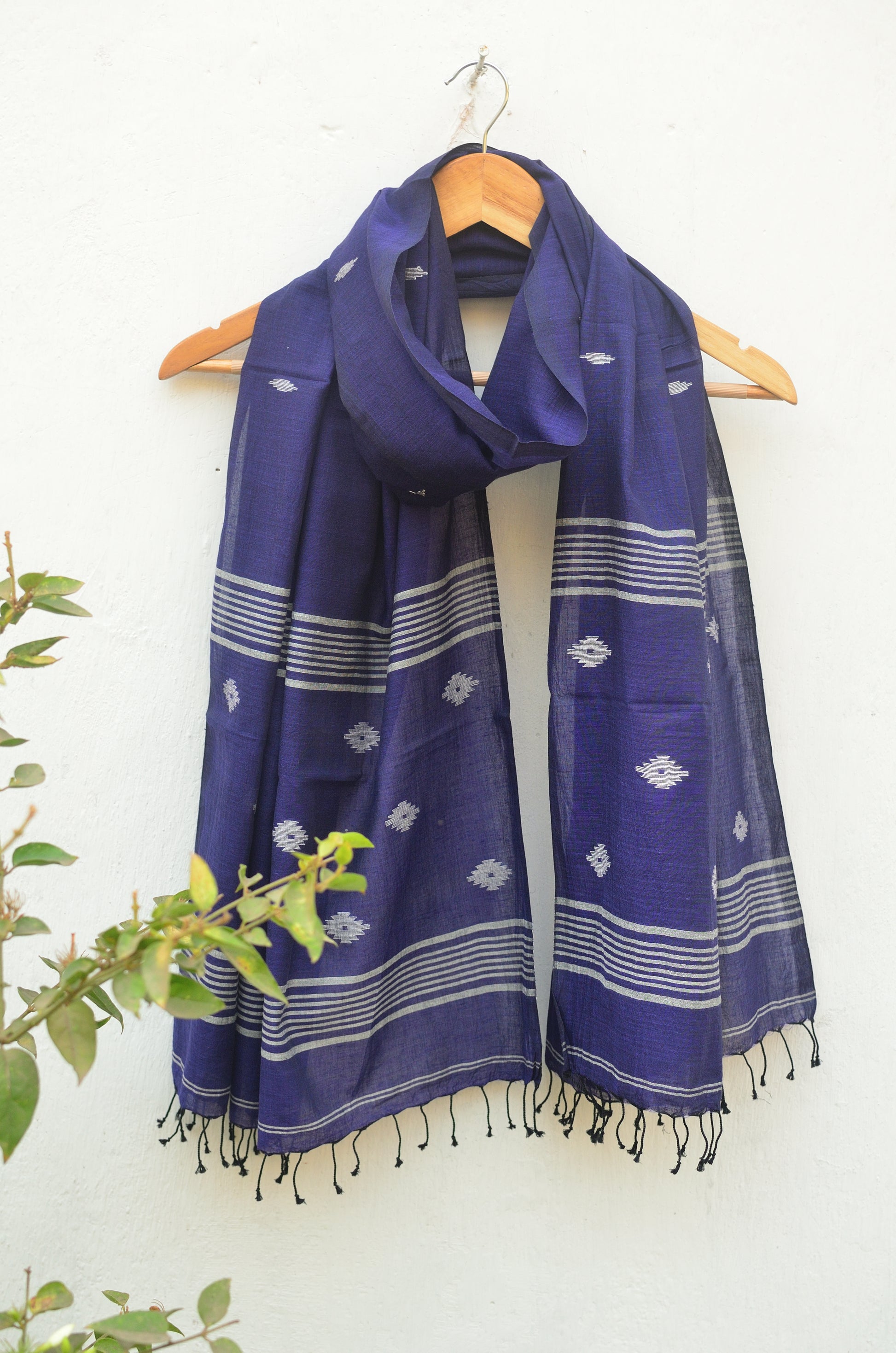 Handwoven Jamdani stole in navy blue image 4
