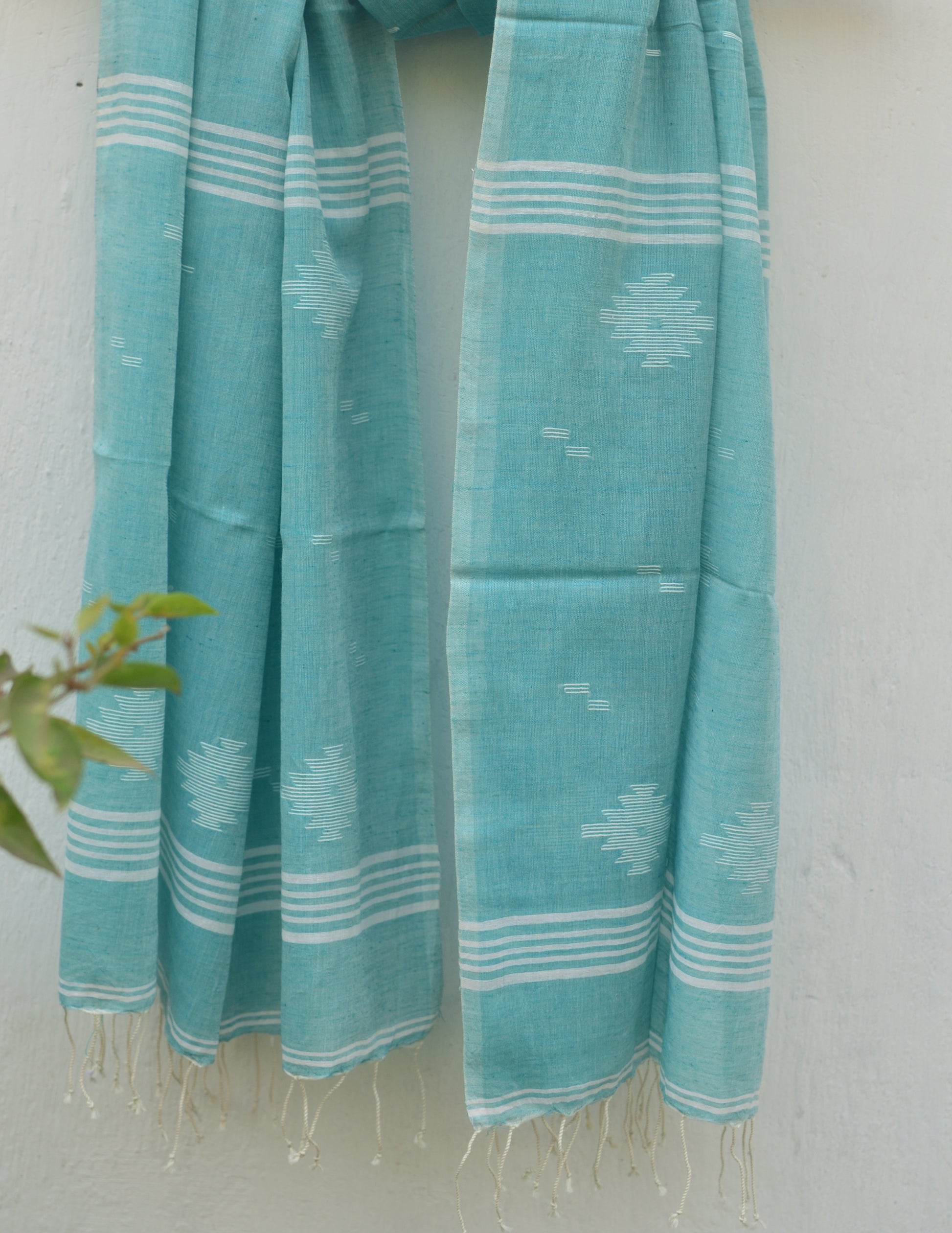 Handwoven Jamdani stole in aqua blue image 4
