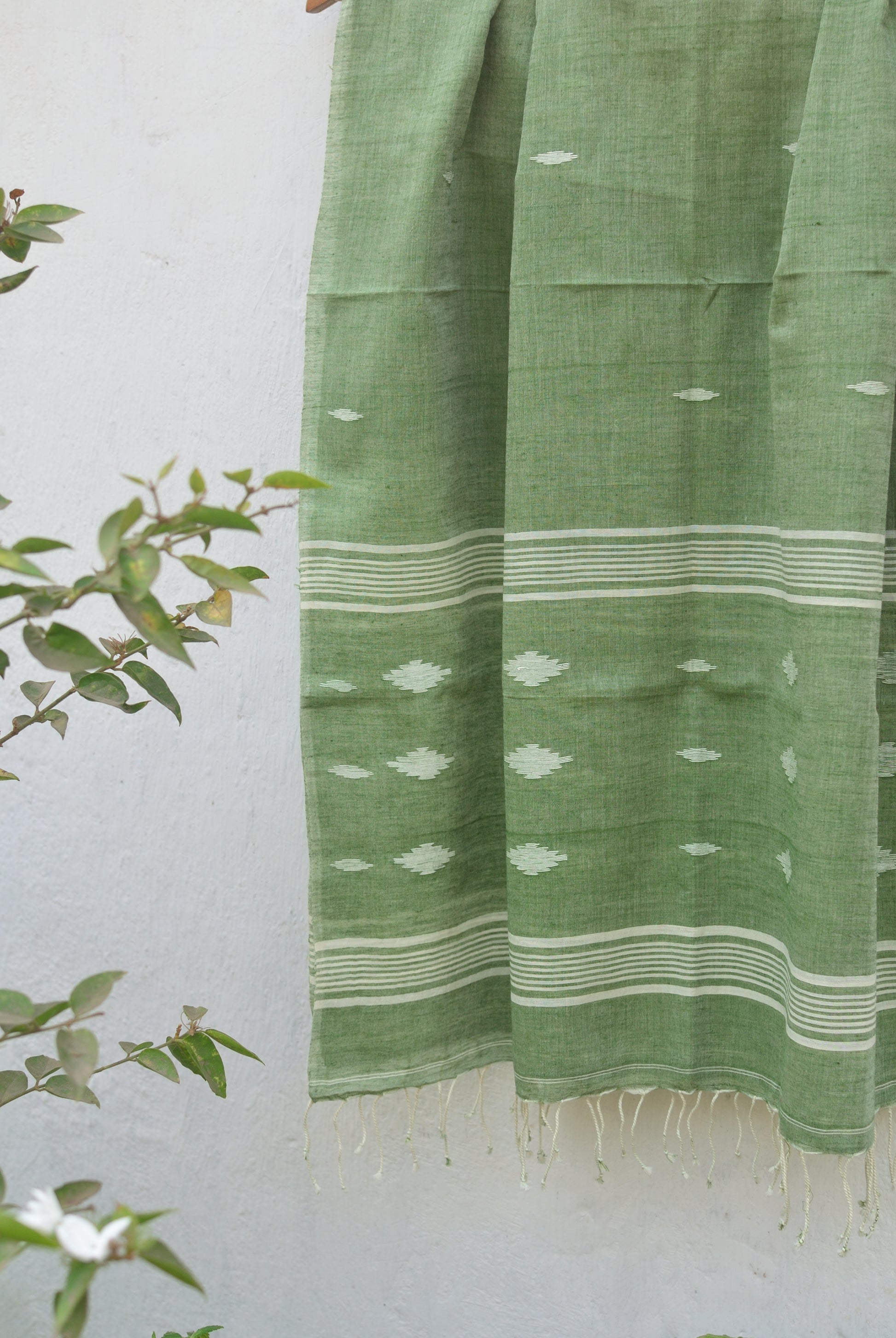 Handwoven Jamdani stole - pistachio green image 1