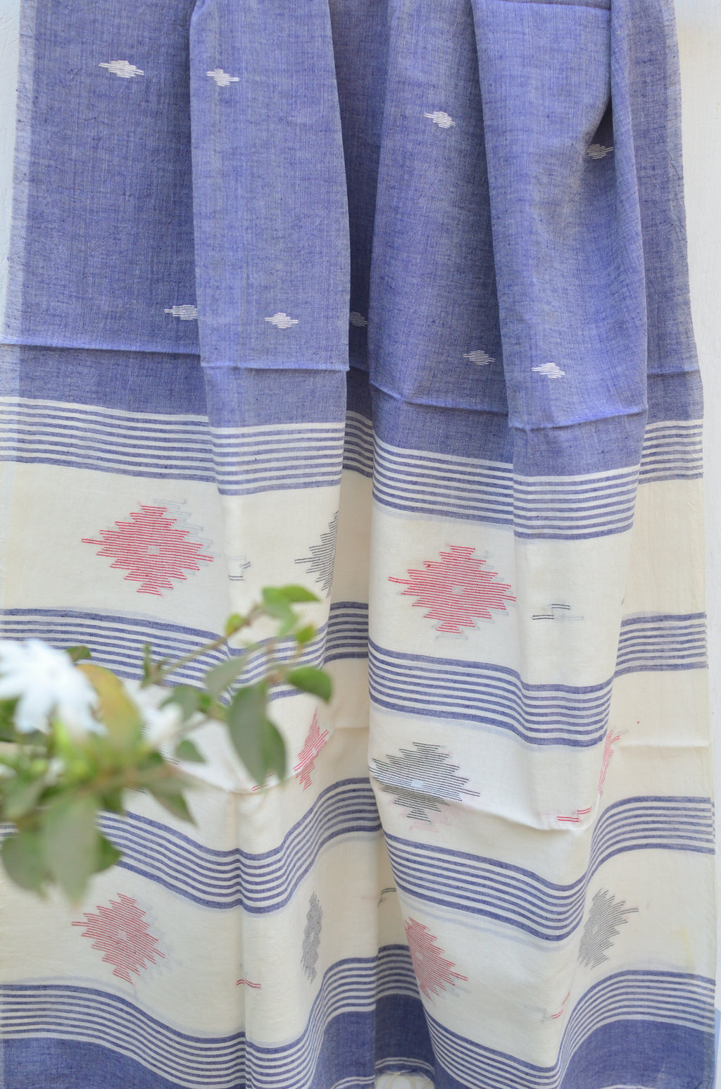 Handwoven Jamdani stole in blue and white image 3