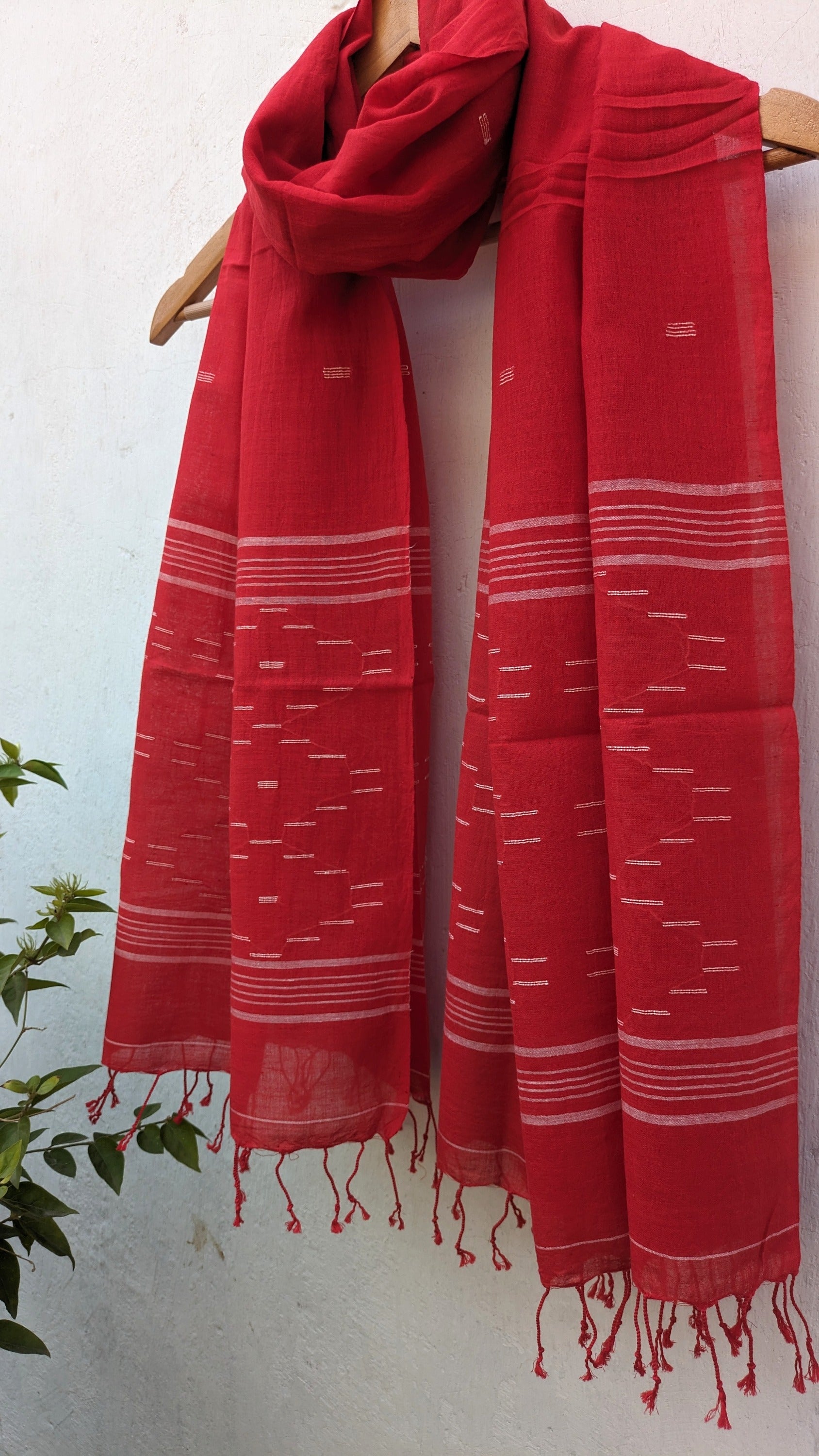 Handwoven Jamdani stole in red image 1