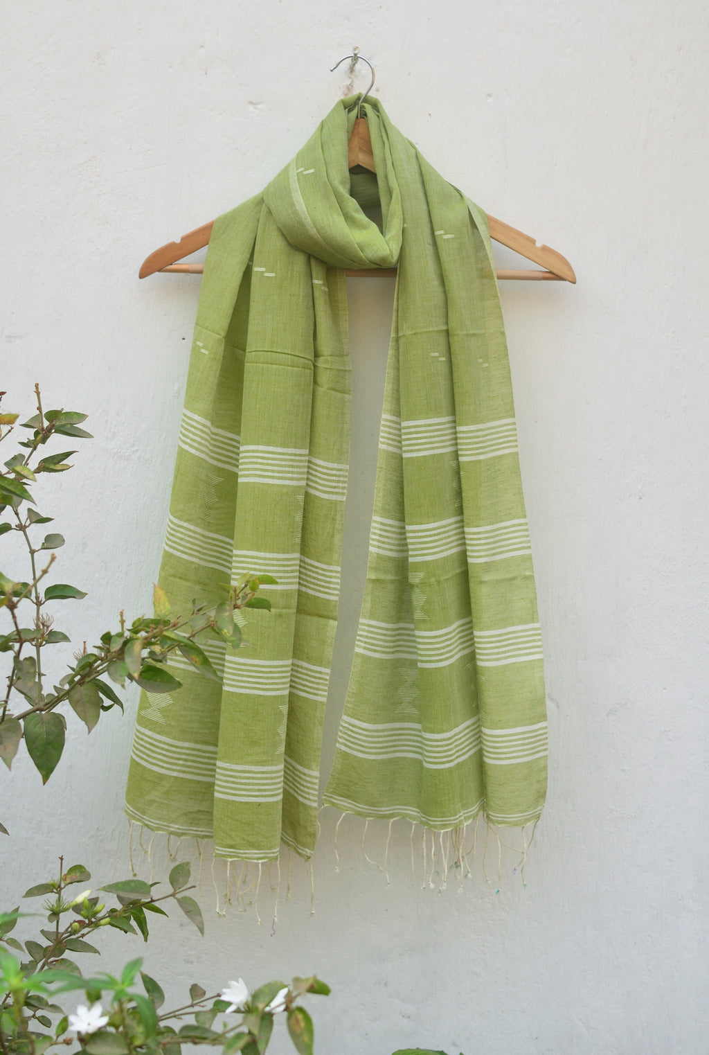 Handwoven Jamdani stole in olive green image 0