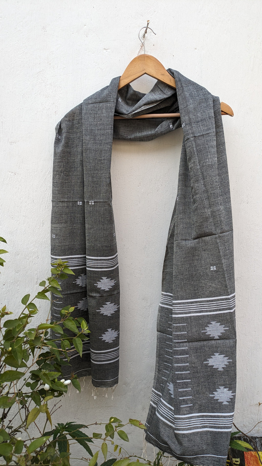Handwoven Jamdani stole in grey image 2