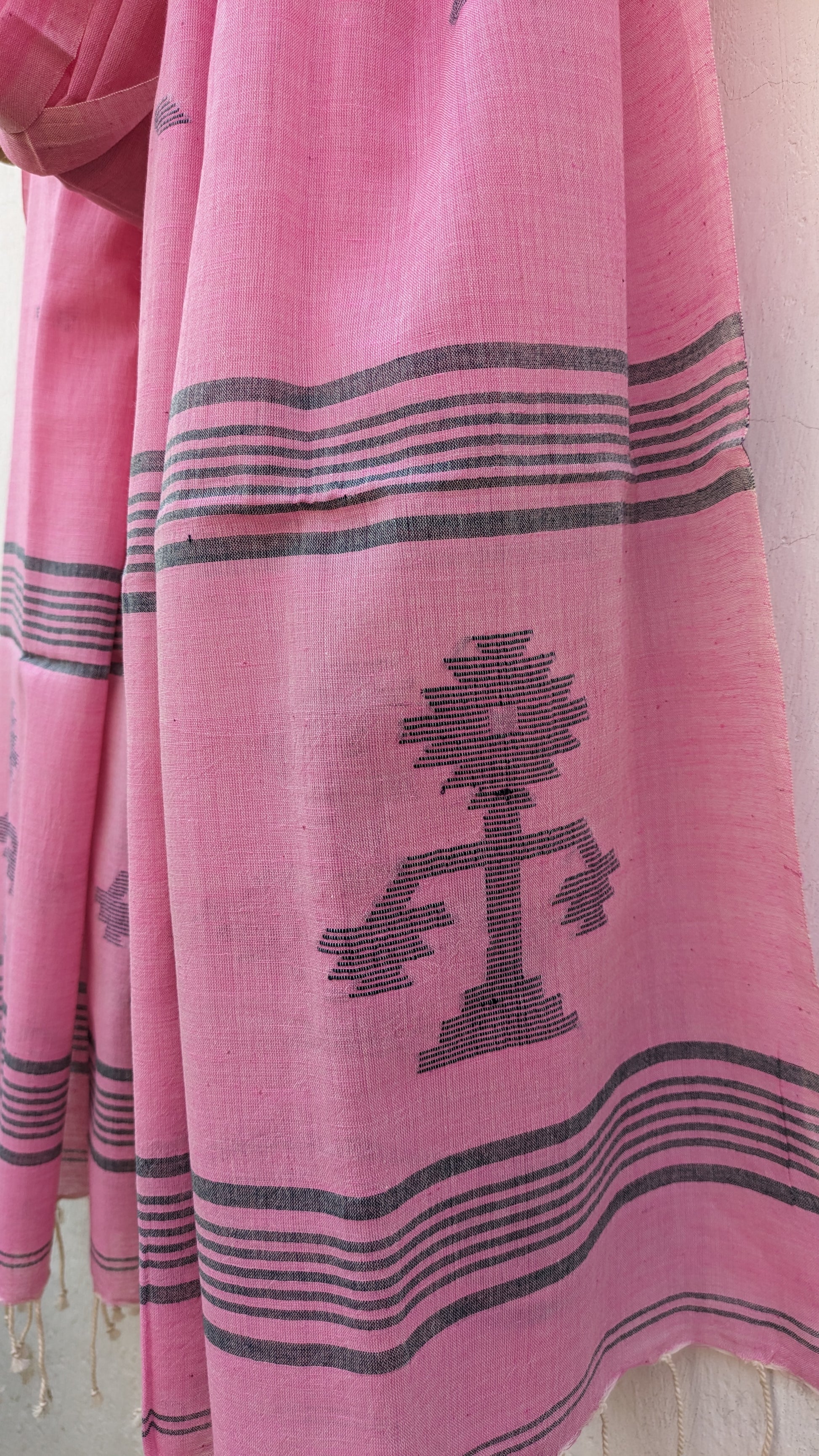 Handwoven Jamdani stole in pink image 3