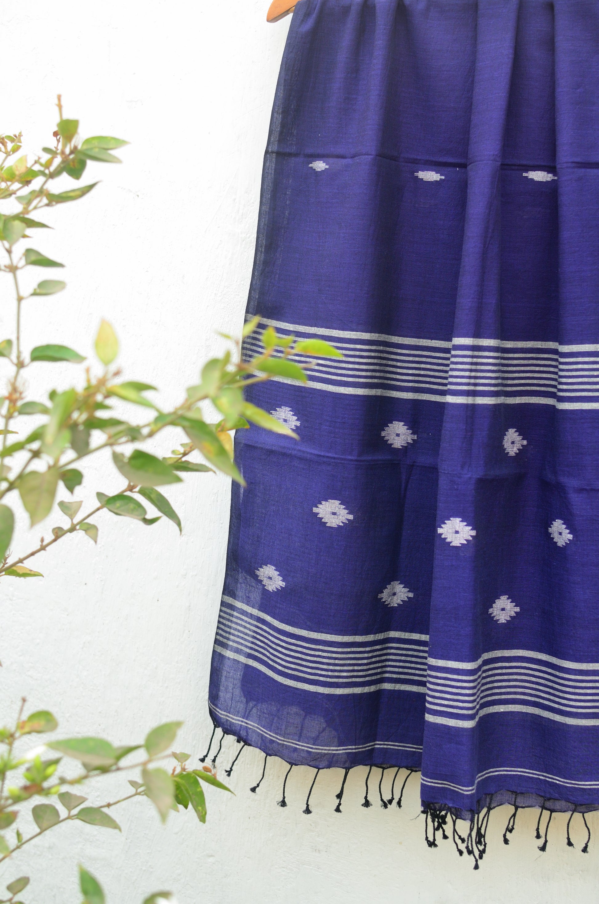 Handwoven Jamdani stole in navy blue image 2