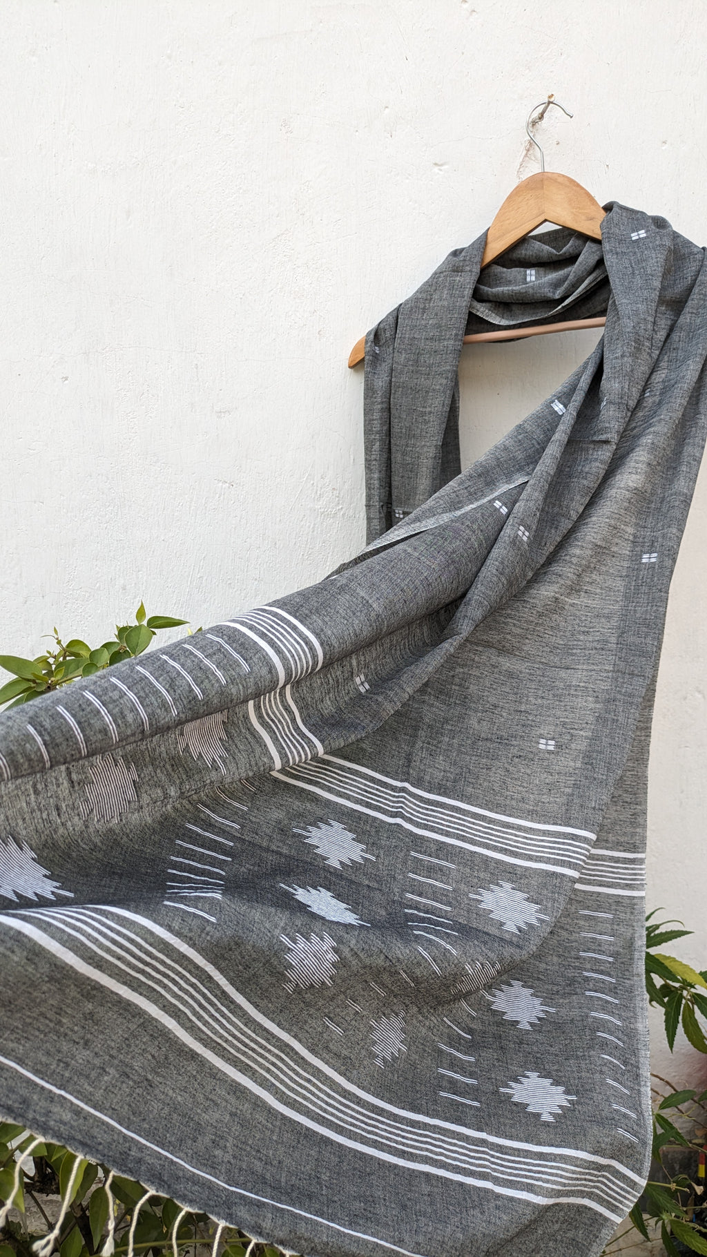 Handwoven Jamdani stole in grey image 3