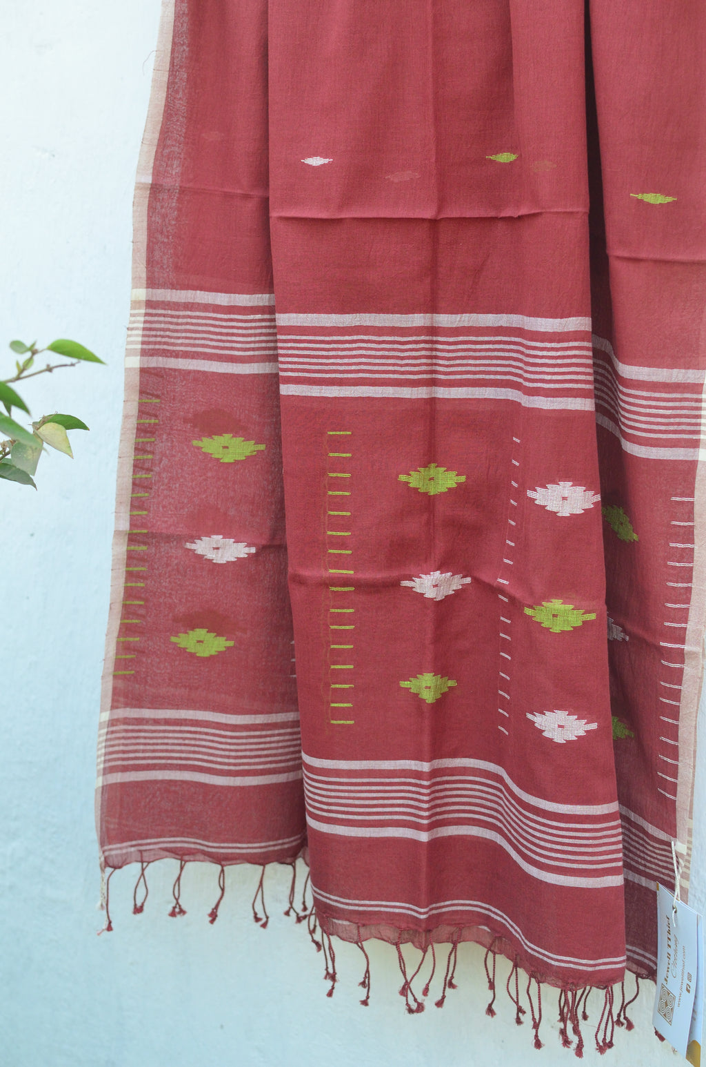 Handwoven Jamdani stole in brown image 2
