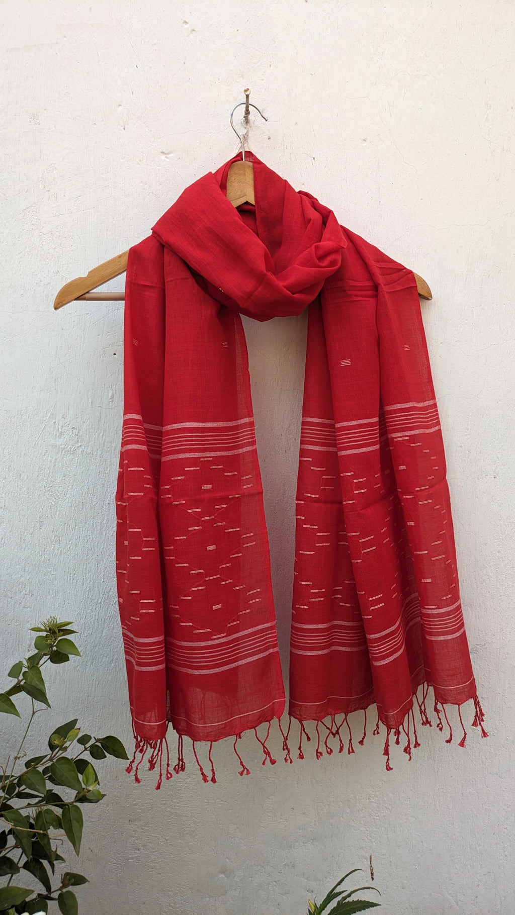 Handwoven Jamdani stole in red image 2