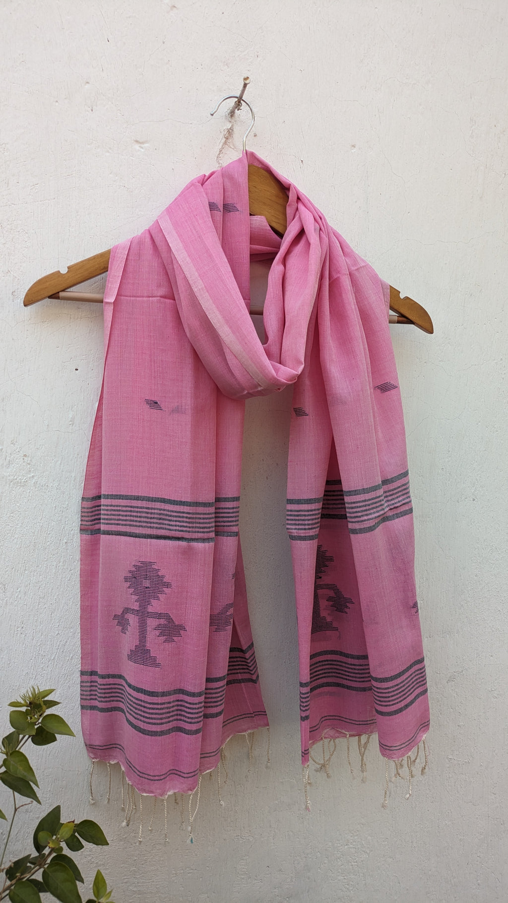 Handwoven Jamdani stole in pink image 0