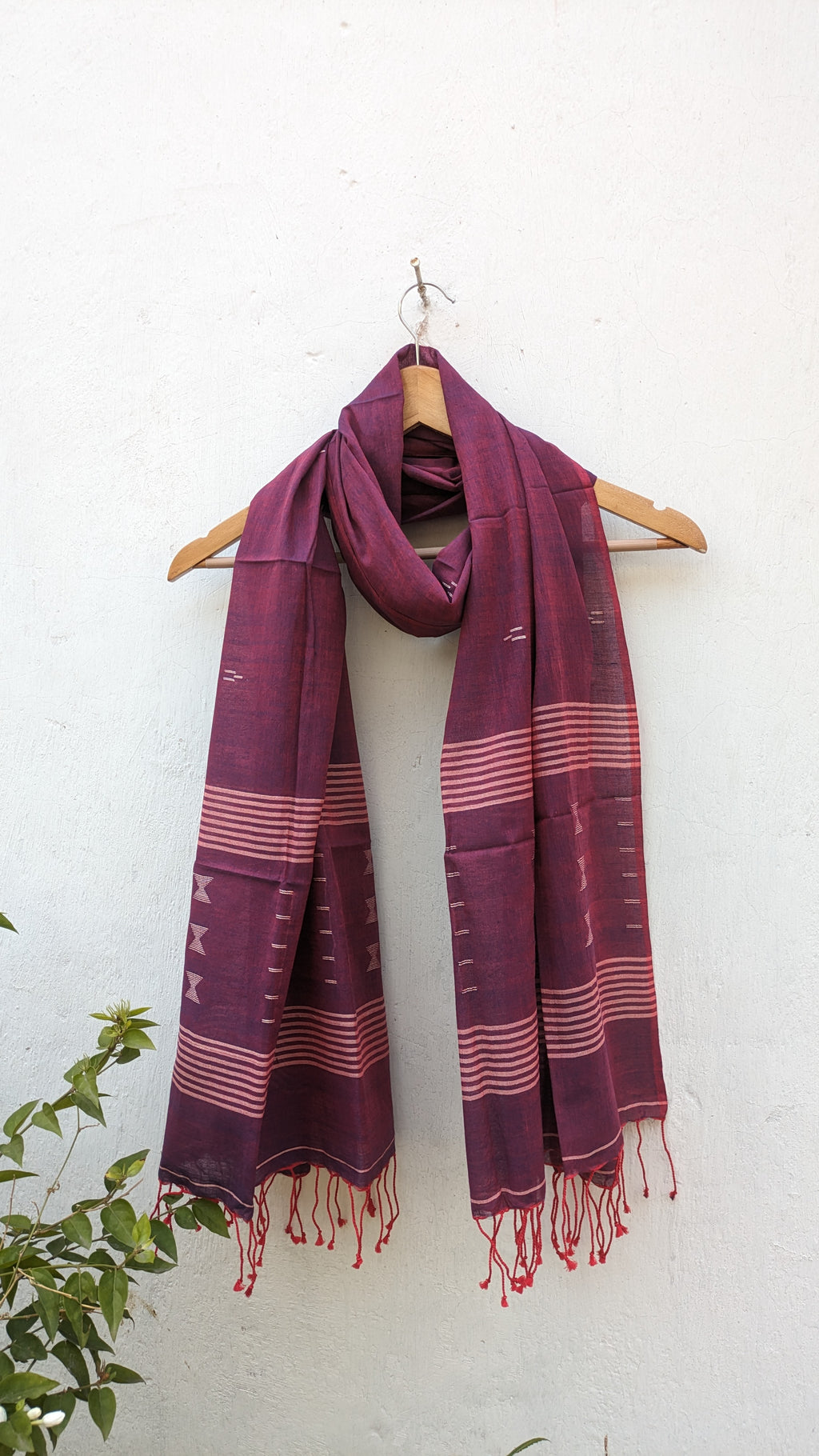 Handwoven Jamdani stole in dual tone image 0