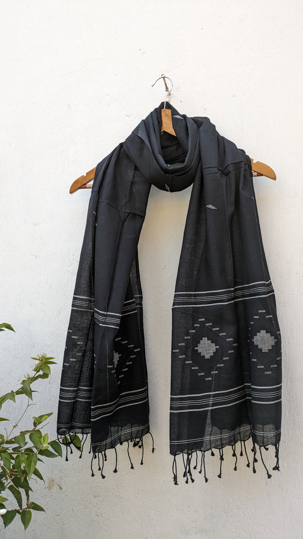 Handwoven Jamdani stole in black image 2