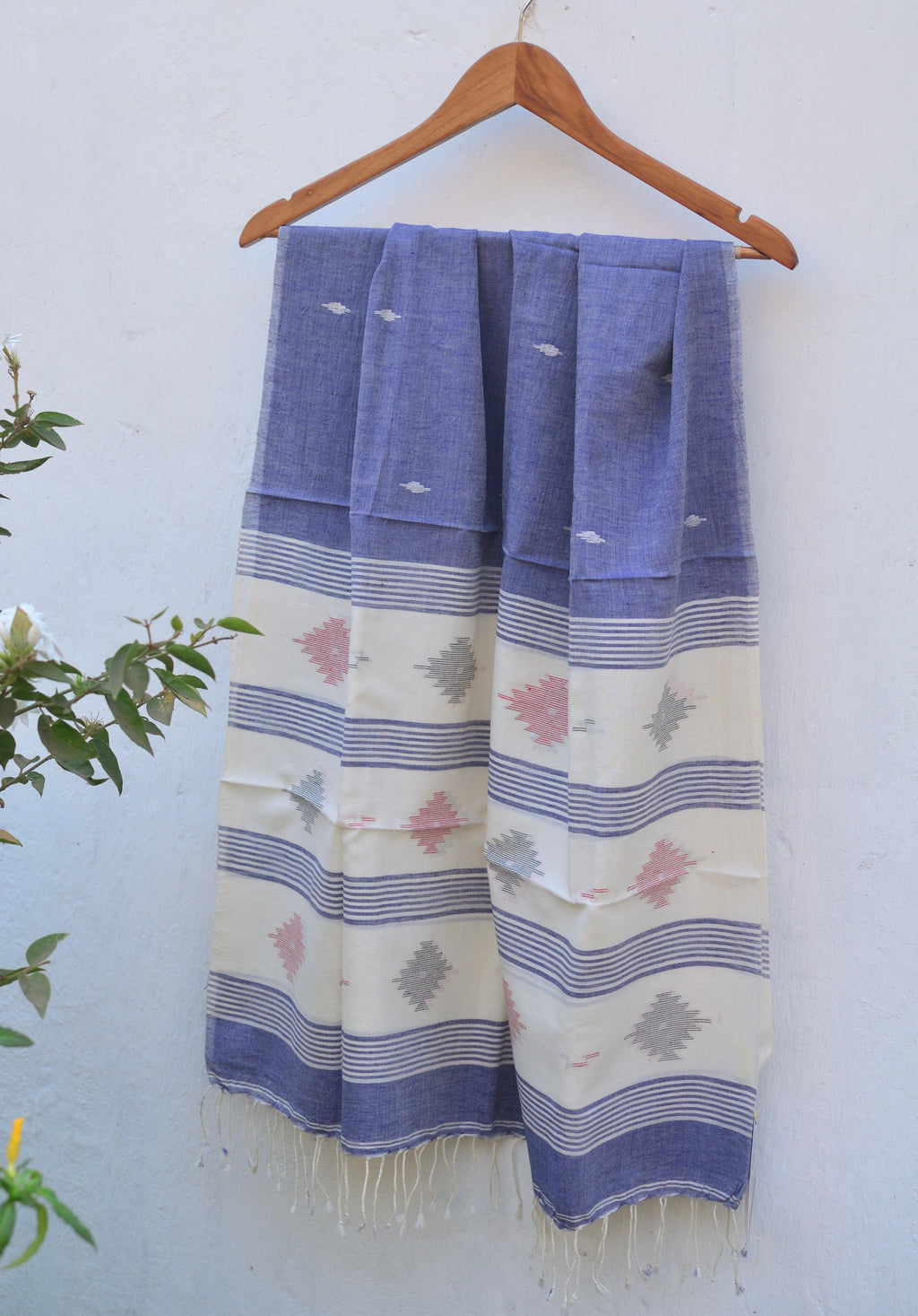 Handwoven Jamdani stole in blue and white image 2