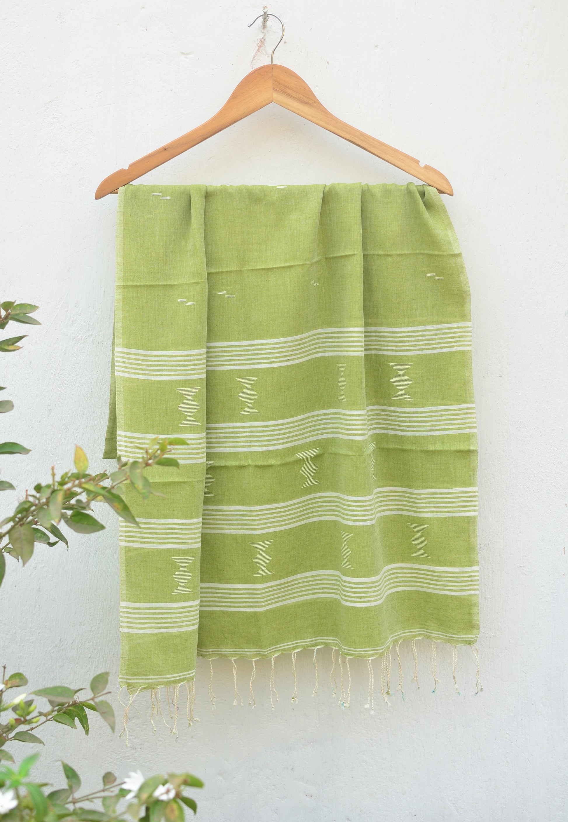 Handwoven Jamdani stole in olive green image 3