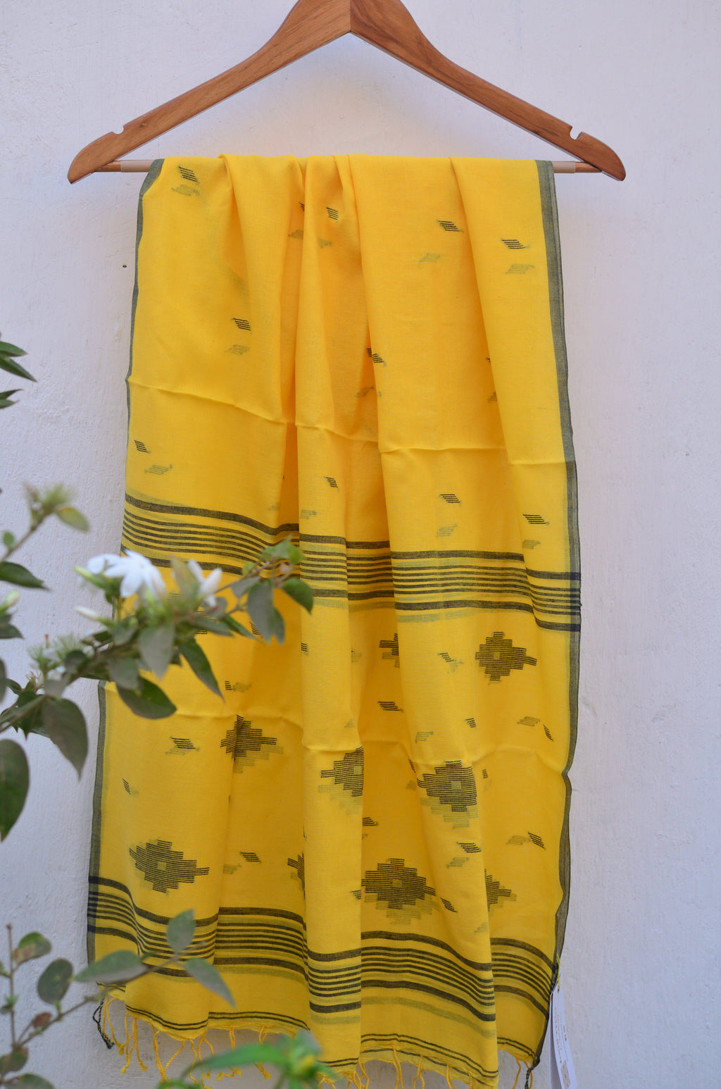 Handwoven Jamdani stole in mellow yellow image 3