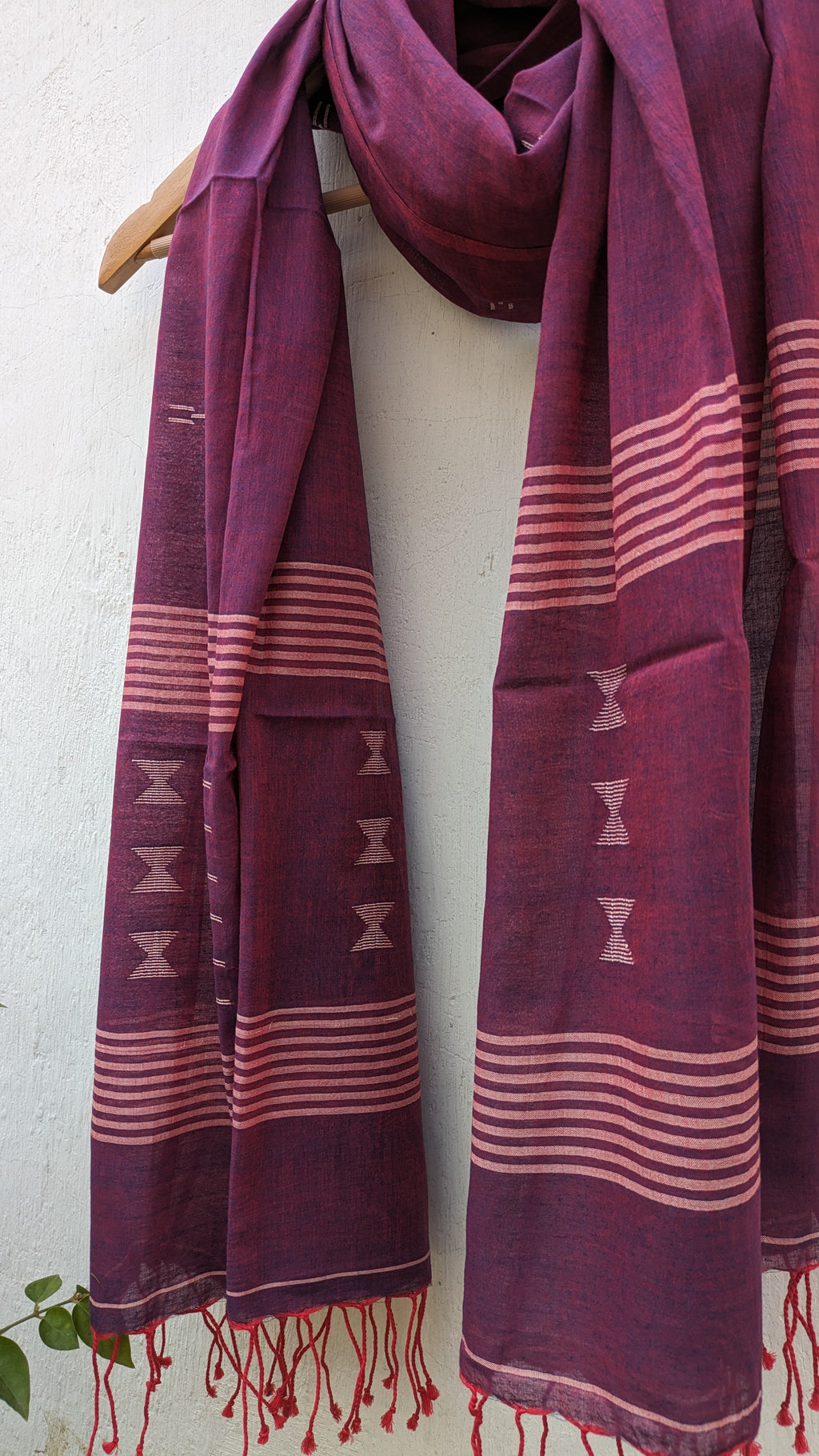 Handwoven Jamdani stole in dual tone image 3