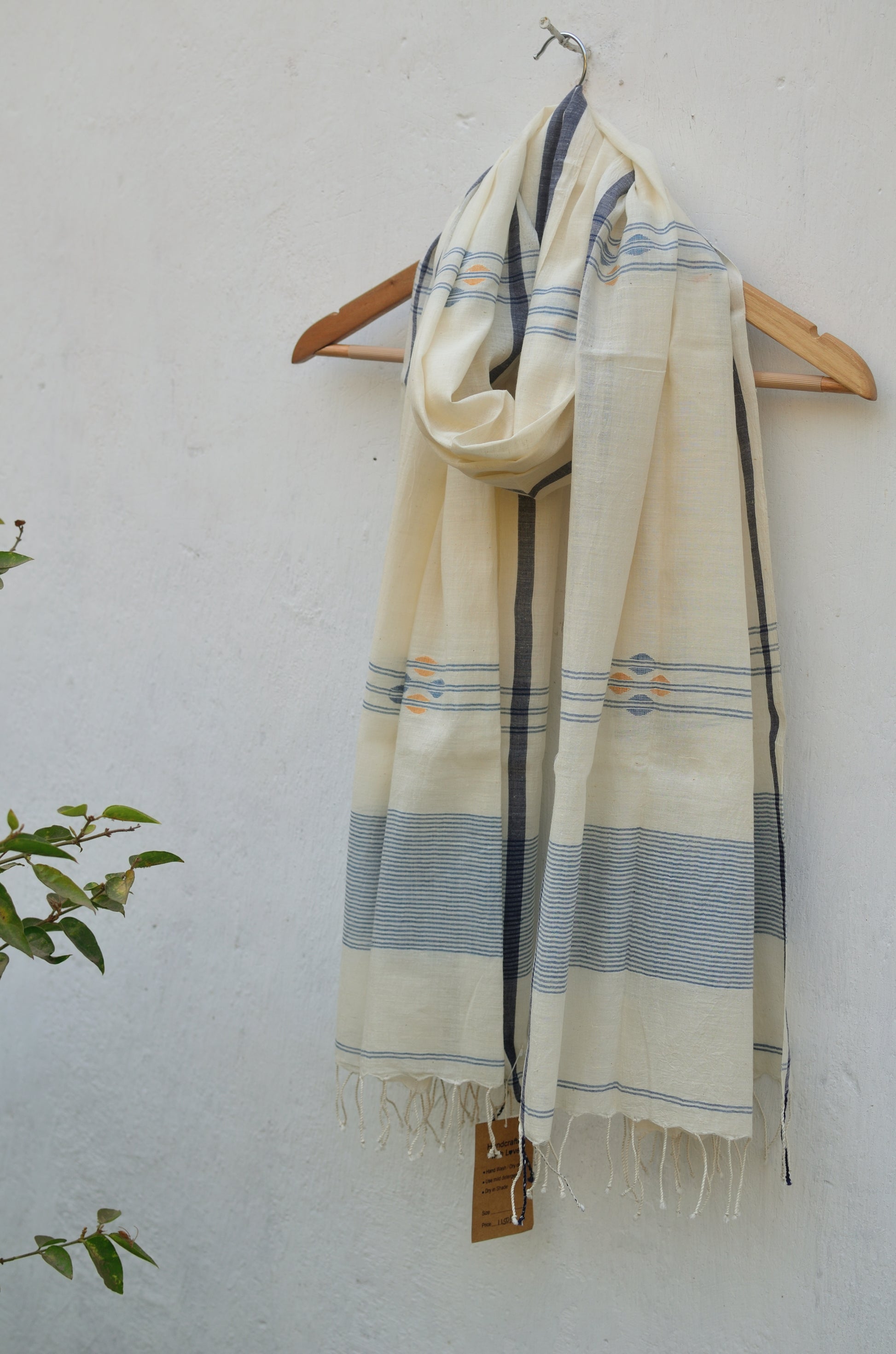 Handwoven Jamdani stole - offwhite image 4