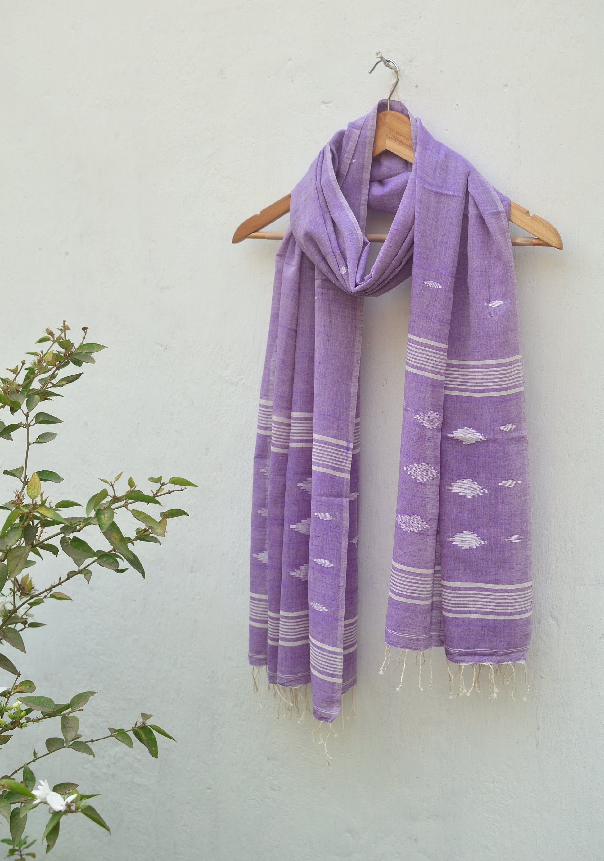 Handwoven Jamdani stole in lavender image 1
