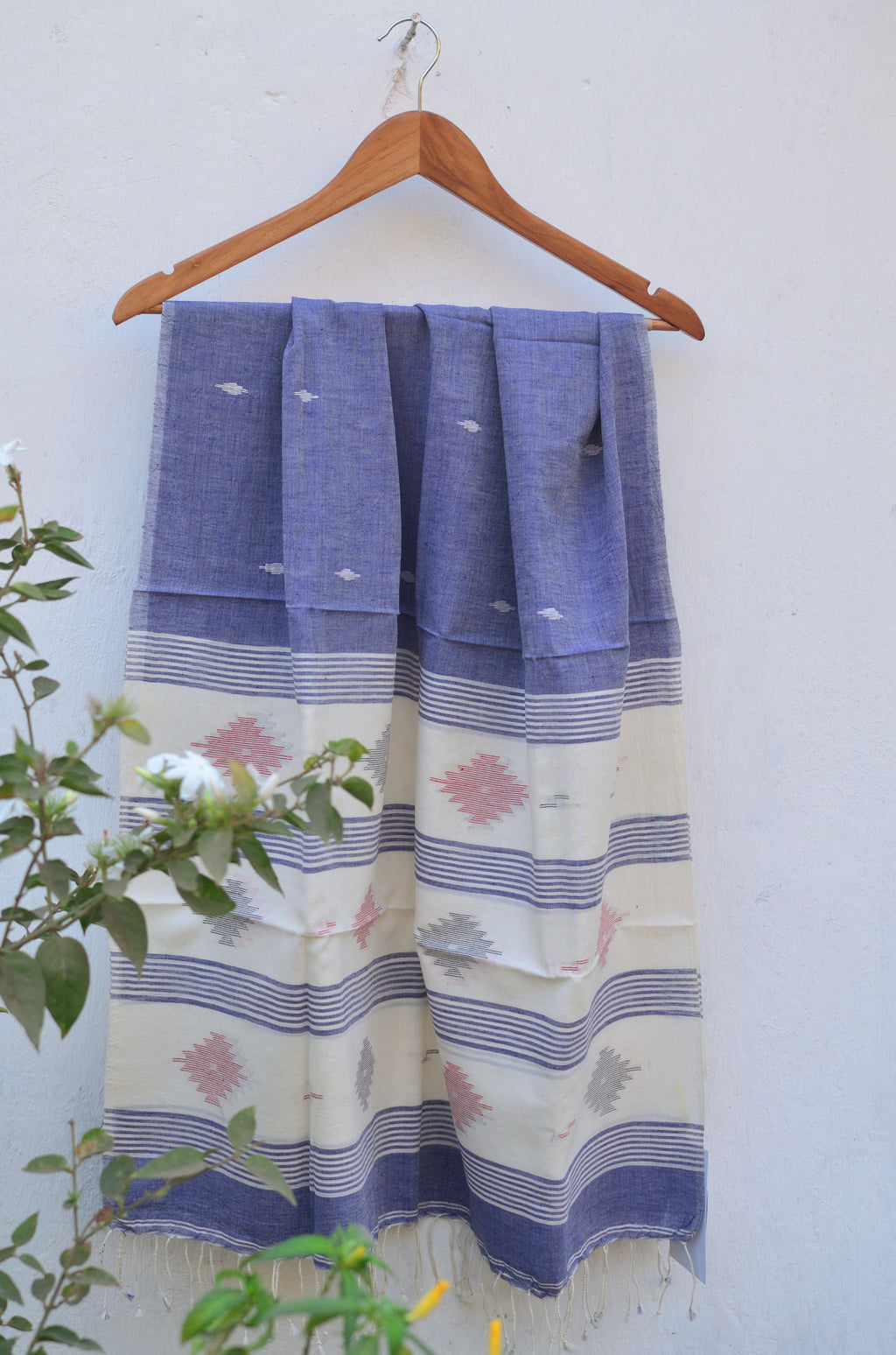 Handwoven Jamdani stole in blue and white image 0