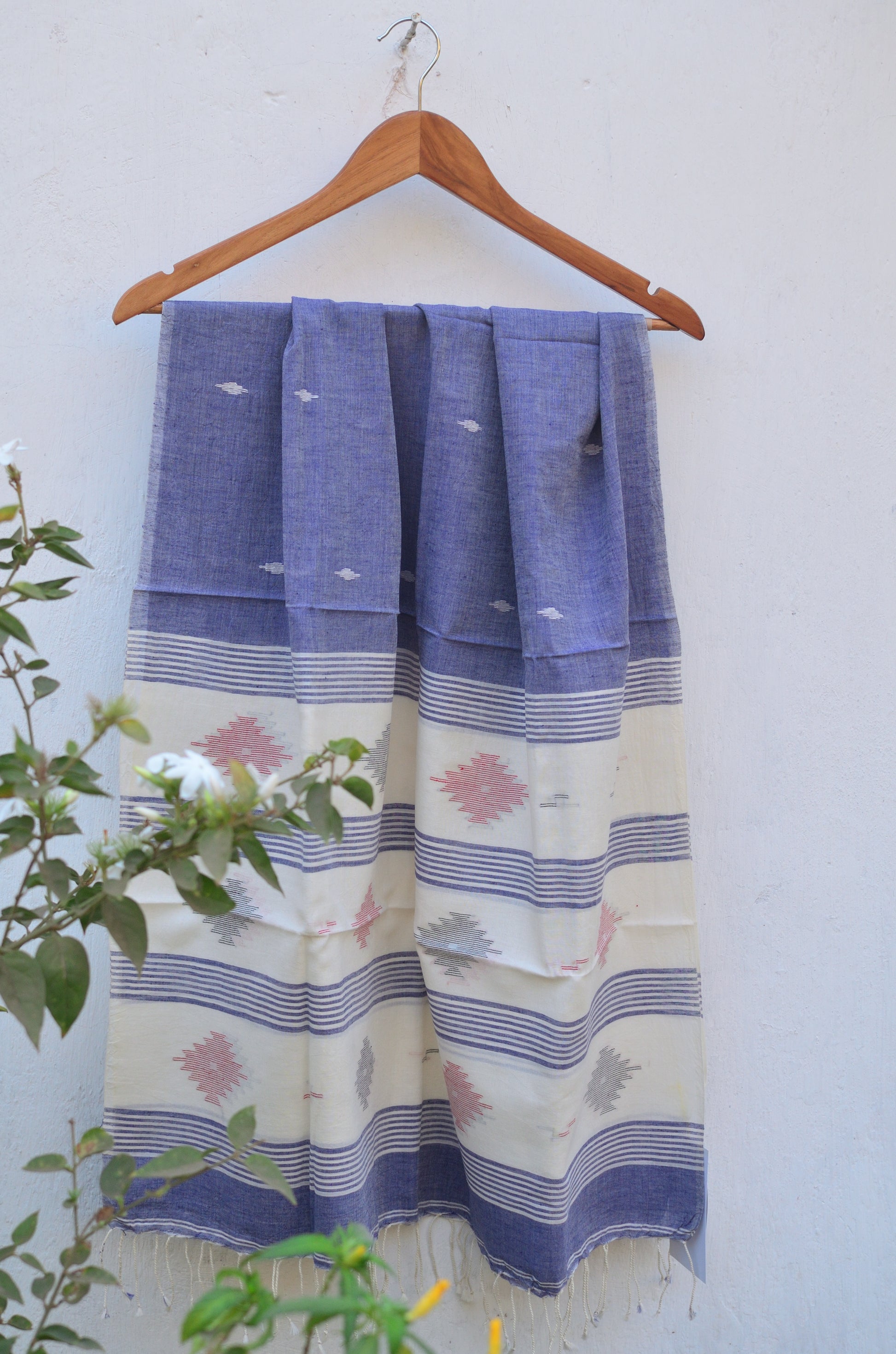 Handwoven Jamdani stole in blue and white image 0
