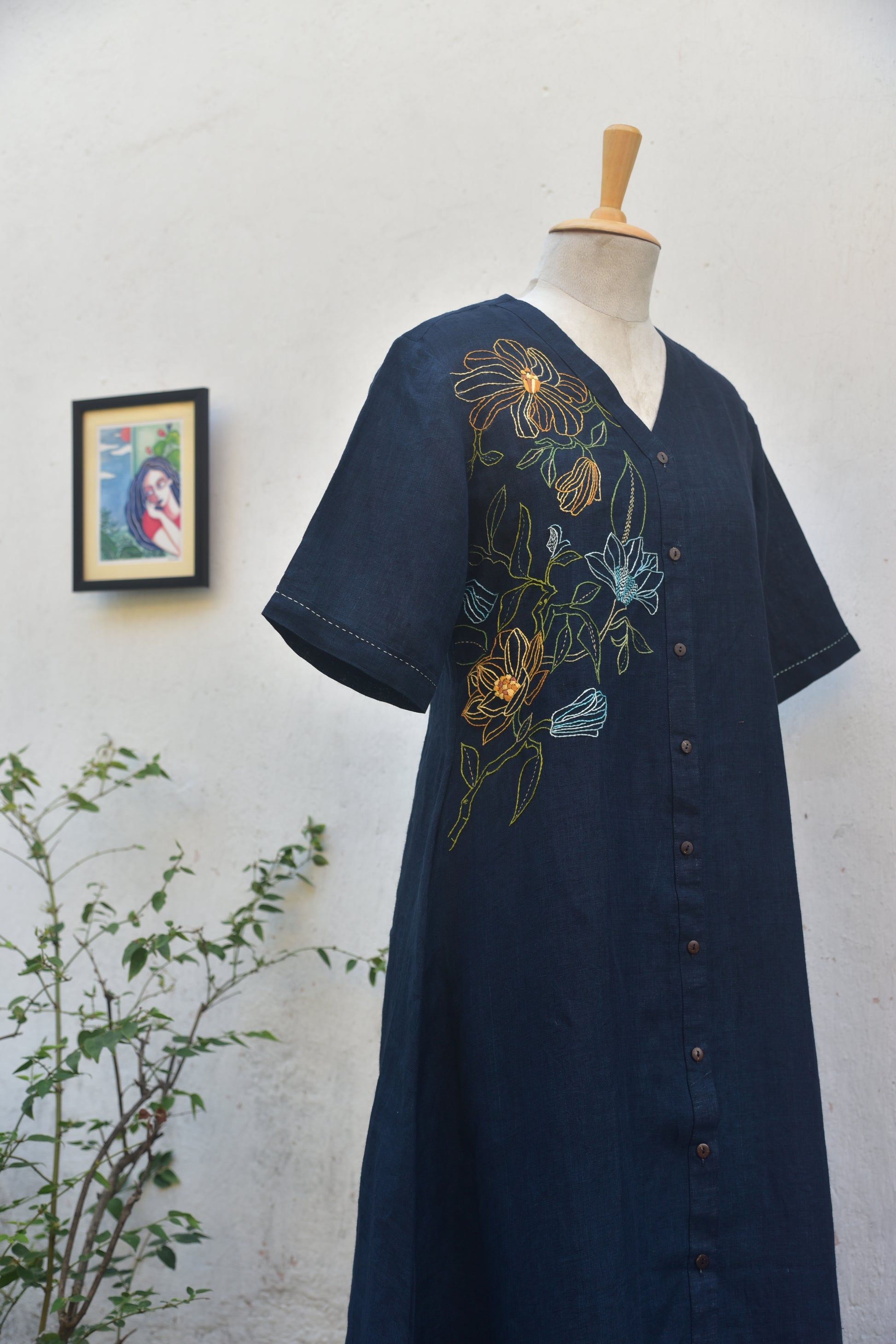 Navy blue linen dress with elaborated floral embroidery_Jewell TThief