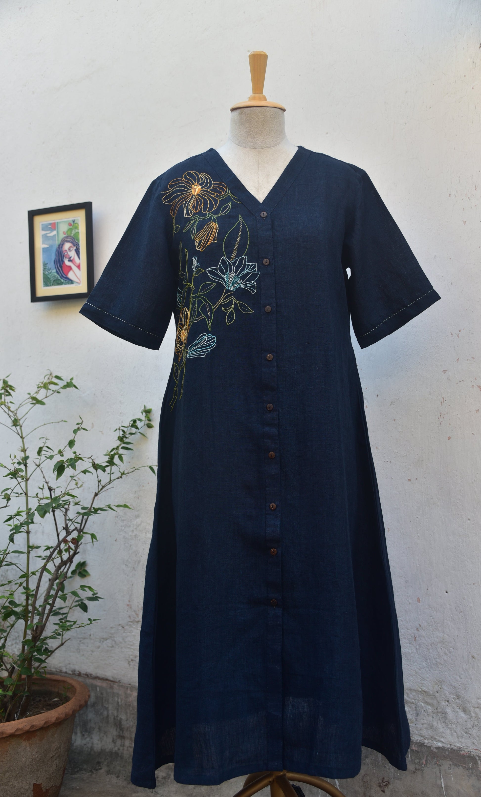 Navy blue linen dress with elaborated floral embroidery_Jewell TThief
