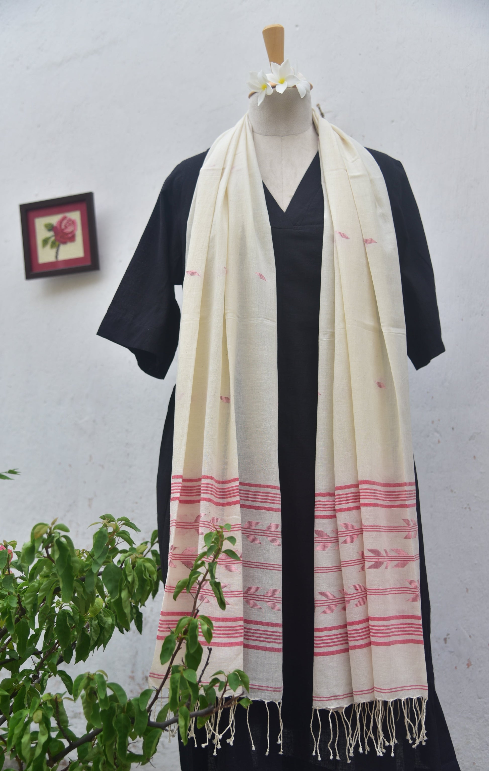Soft handwoven Jamdani stole in traditional red and white front view