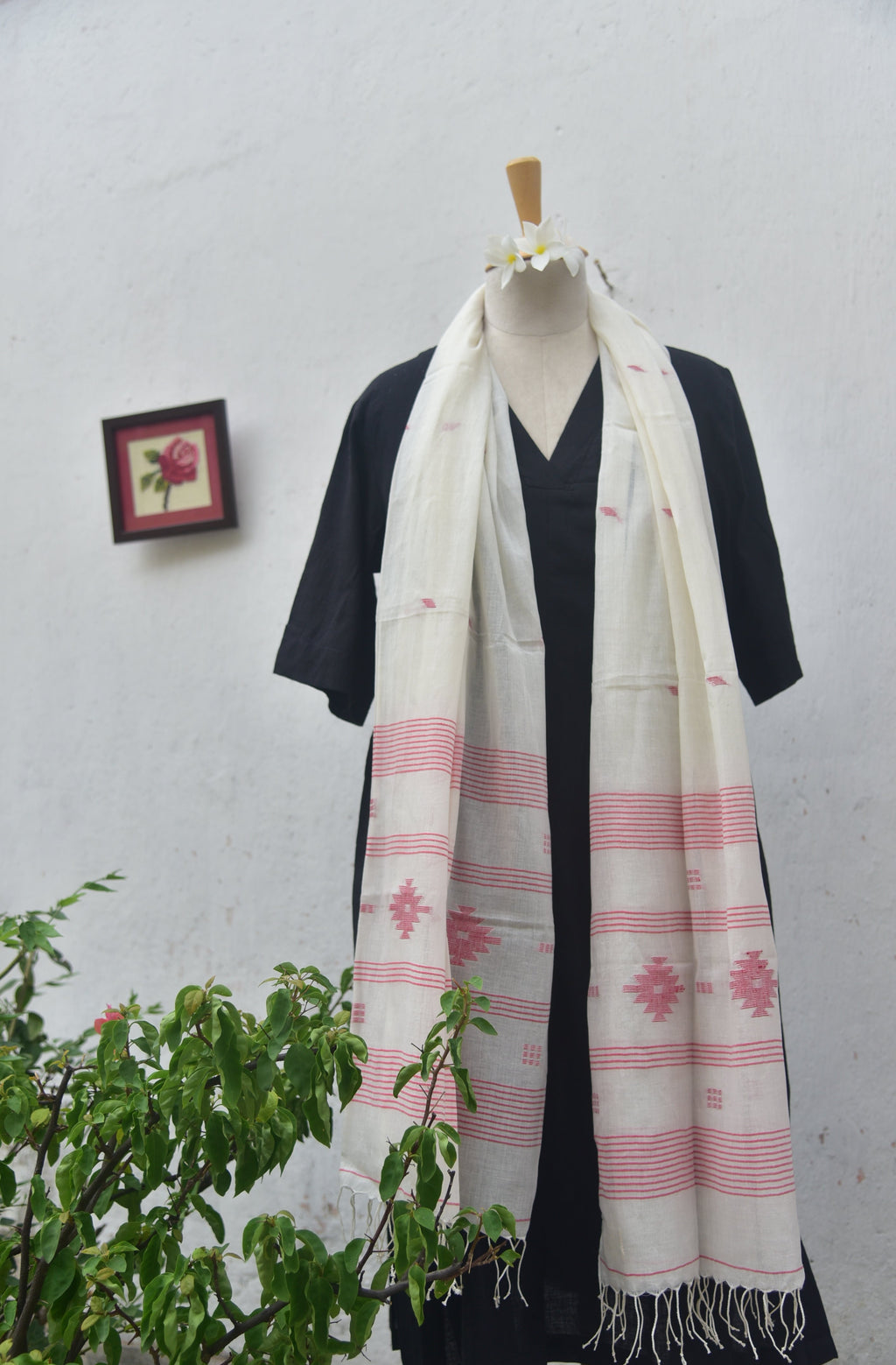Soft handwoven Jamdani stole in traditional red and white front view